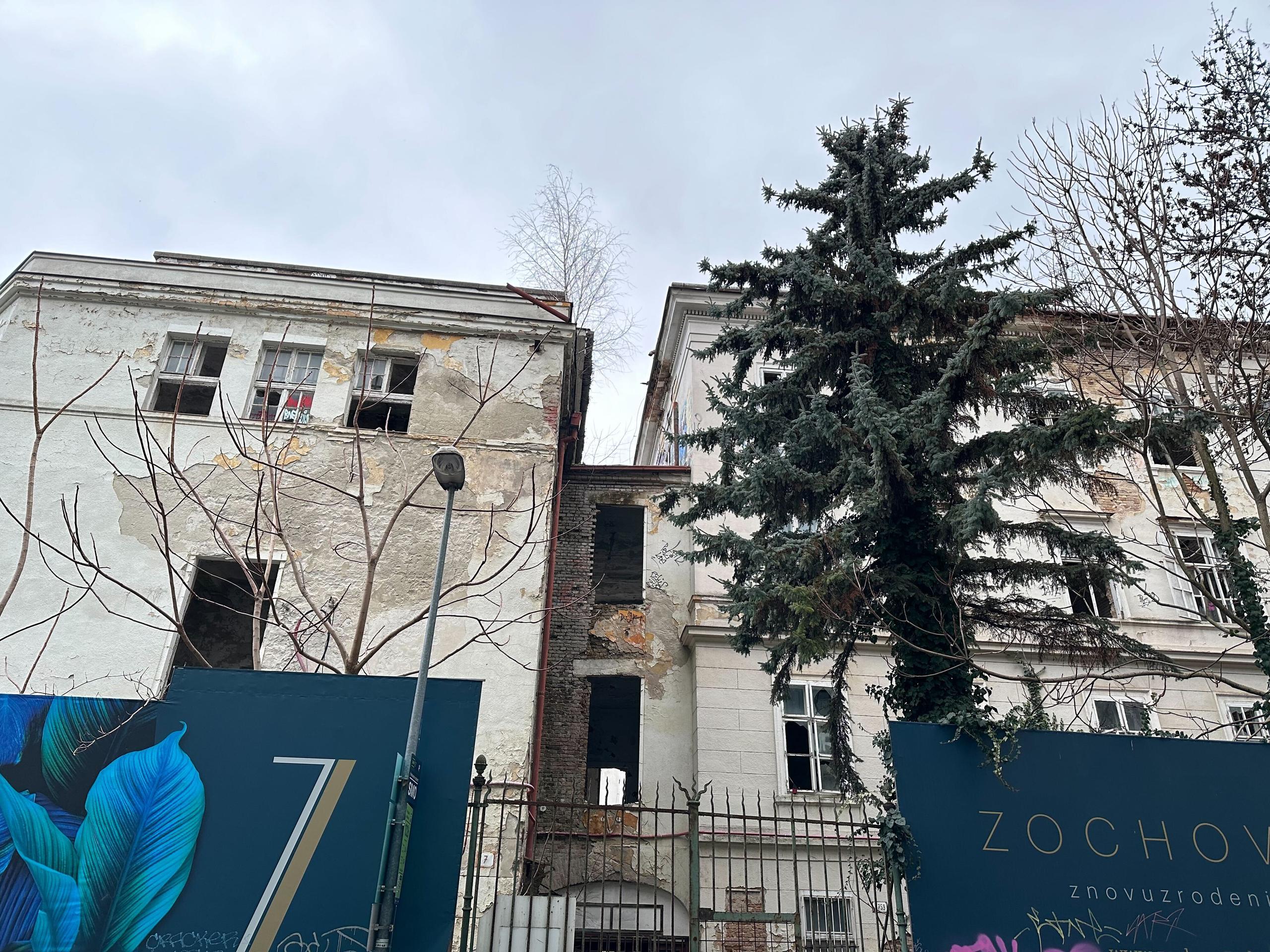 Zničená budova bývalej pôrodnice na Zochovej