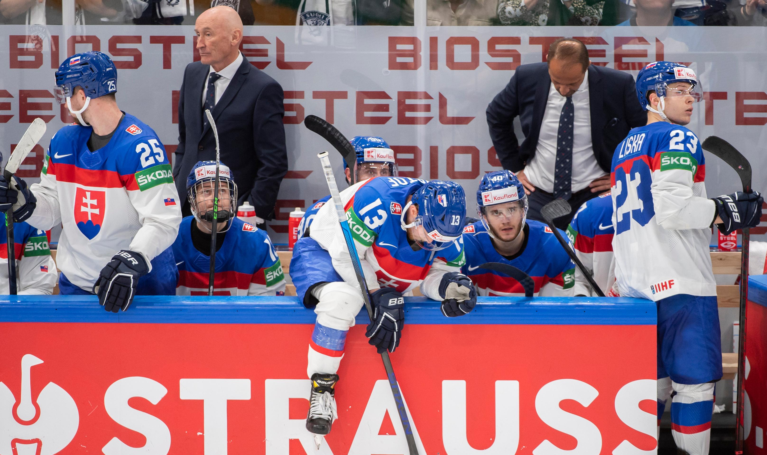 Zľava Alex Tamáši, tréner Craig Ramsay, Adam Sýkora, Michal Krištof, Miloš Roman, asistent trénera Ján Pardavý a Adam Liška smútia po prehre s Fínskom vo štvrťfinále MS 2022.