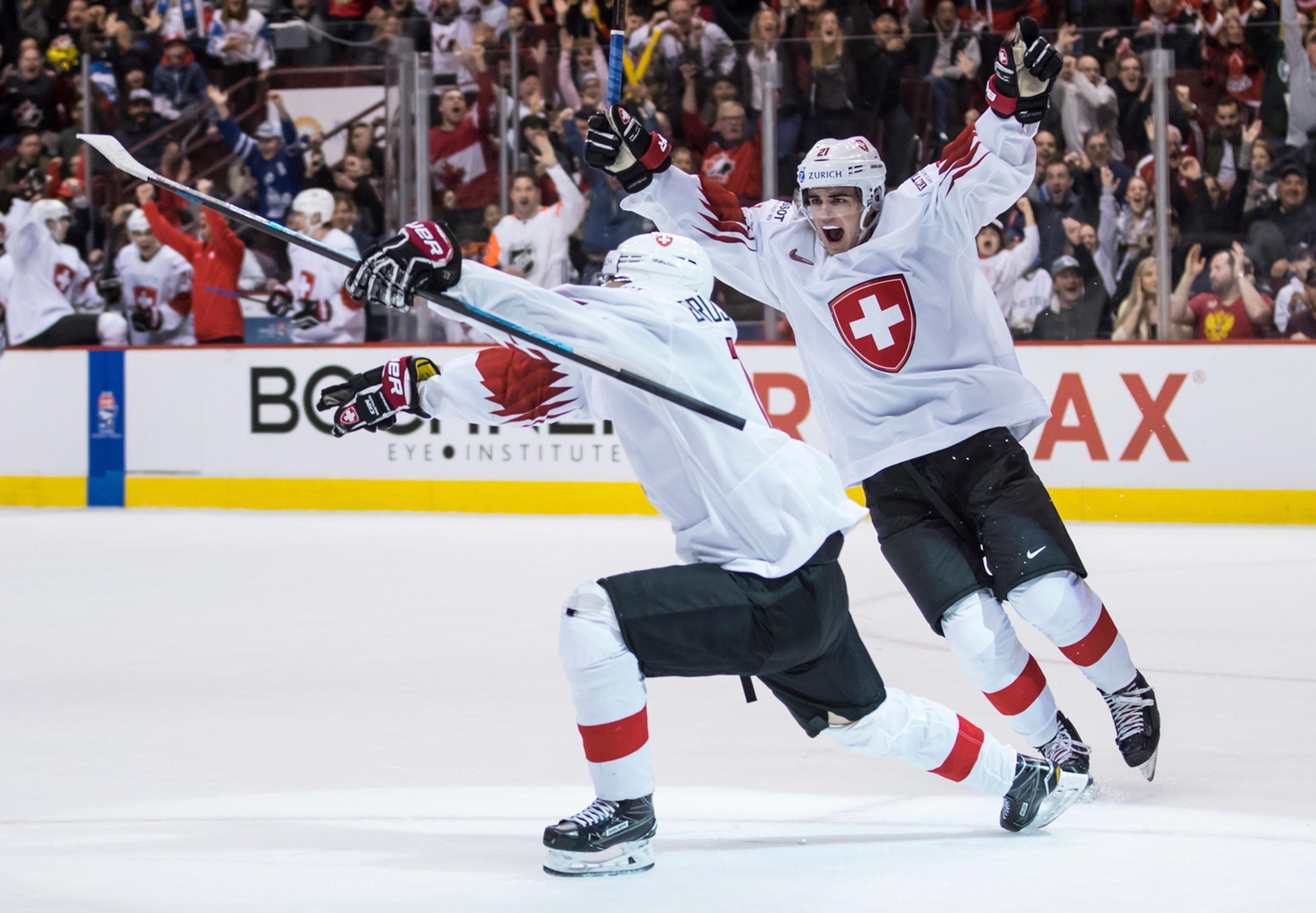 Kapitán ruskej reprezentácie do 20 rokov Klim Kostin oslavuje zisk bronzu na MS.