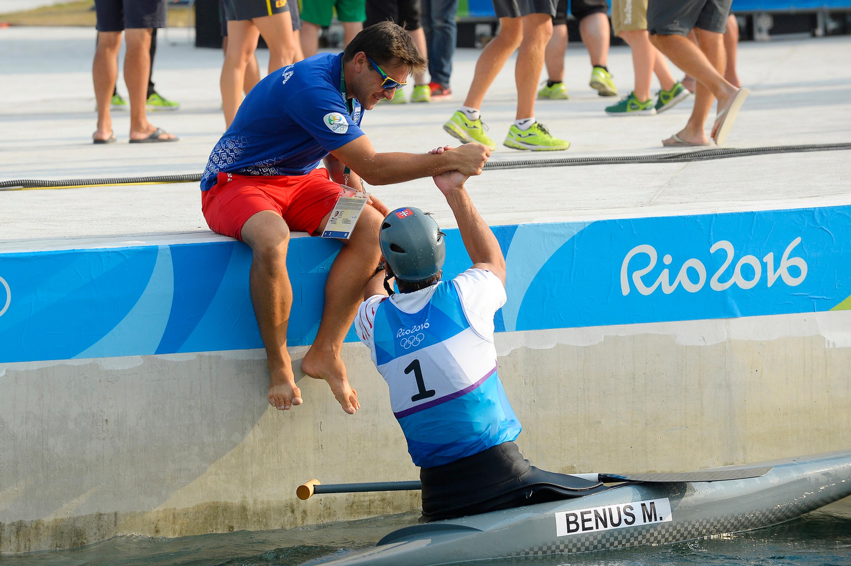 Matej Beňuš sa zo striebornej olympijskej medaily raduje s trénerom Jurajom Minčíkom.