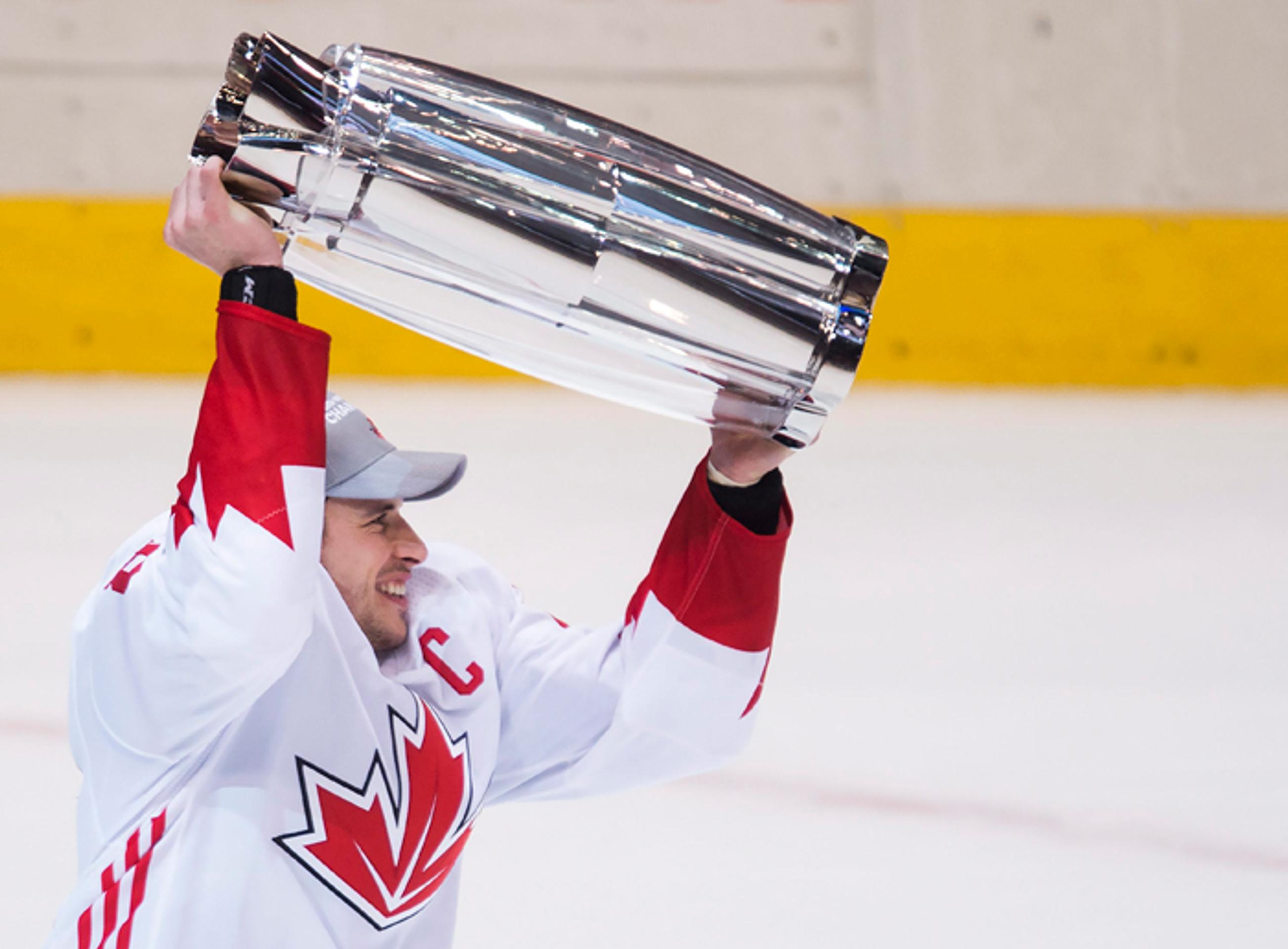 Kapitán Kanady Sidney Crosby s víťaznou trofejou Svetového pohára.