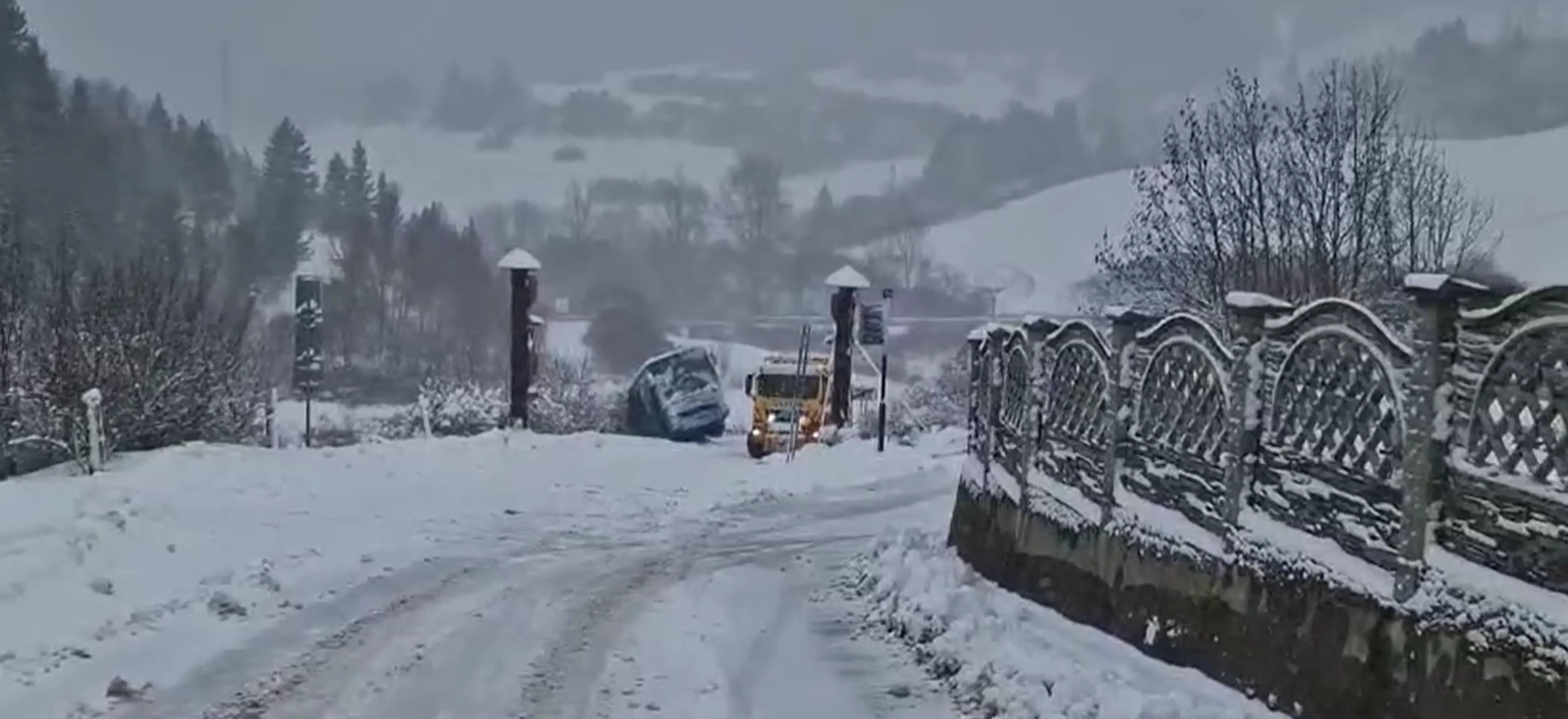 Nehoda autobusu v obci Valaská Dubová.
