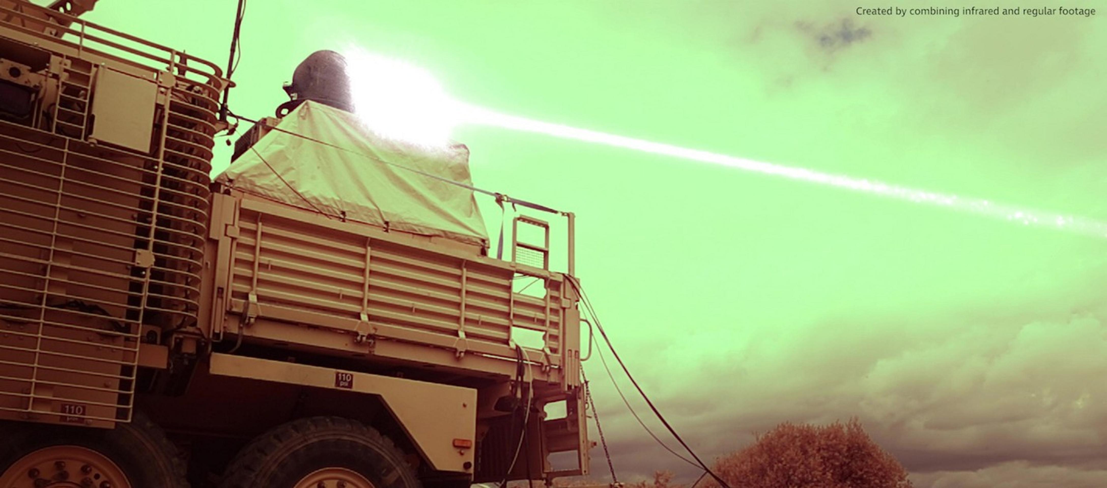 Vysokovýkonná laserová zbraň namontovaná na obrnenom vozidle Wolfhound britskej armády.