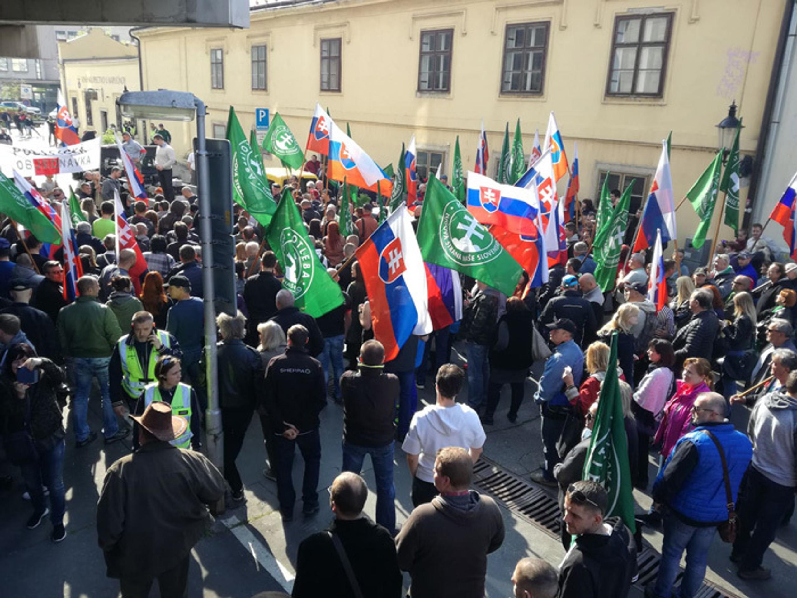 Predseda strany ĽSNS Marian Kotleba a právny zástupca Radovan Hrádek.