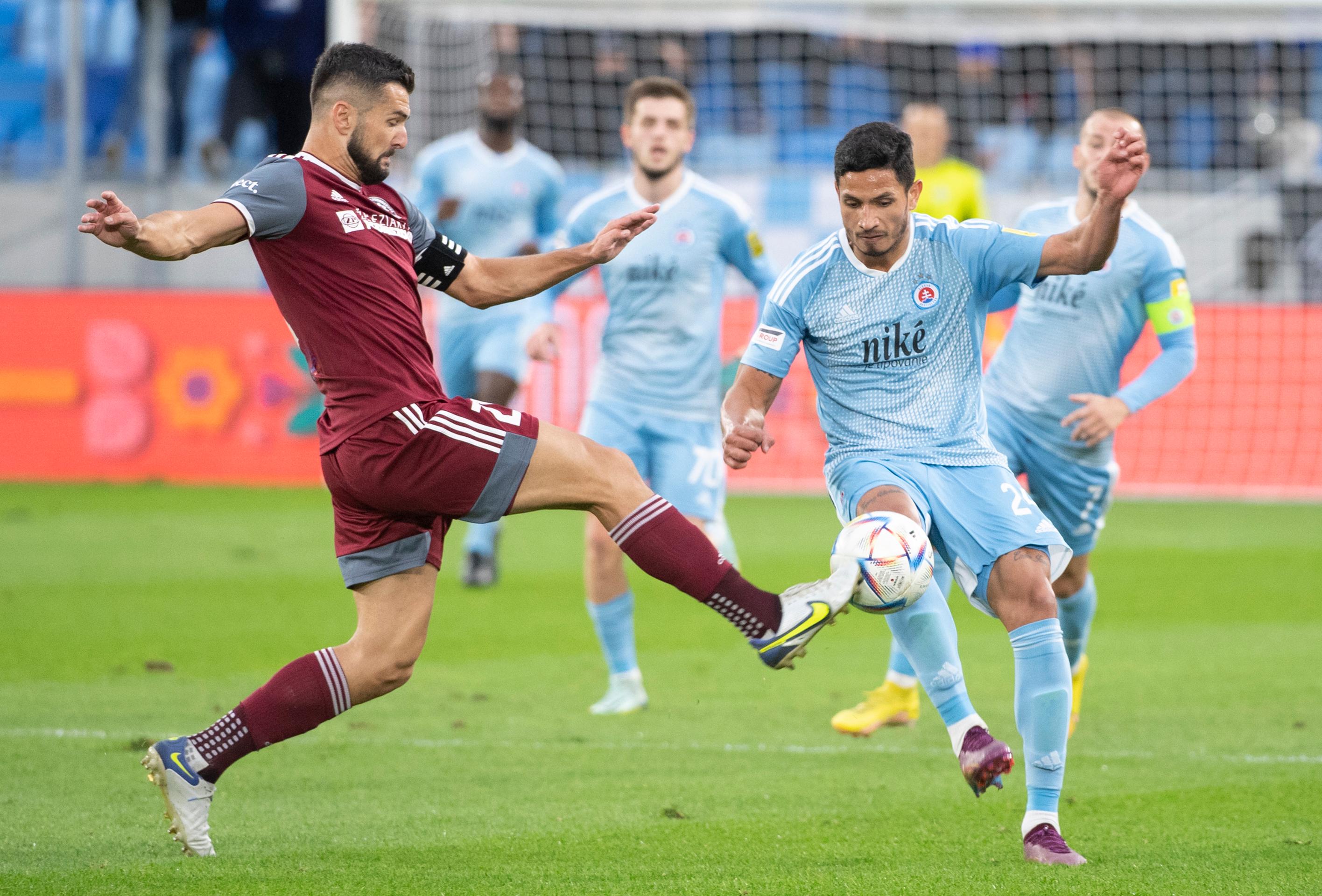 Na snímke vpravo Eric Ramírez (Slovan) a vľavo Boris Godál (Podbrezová)