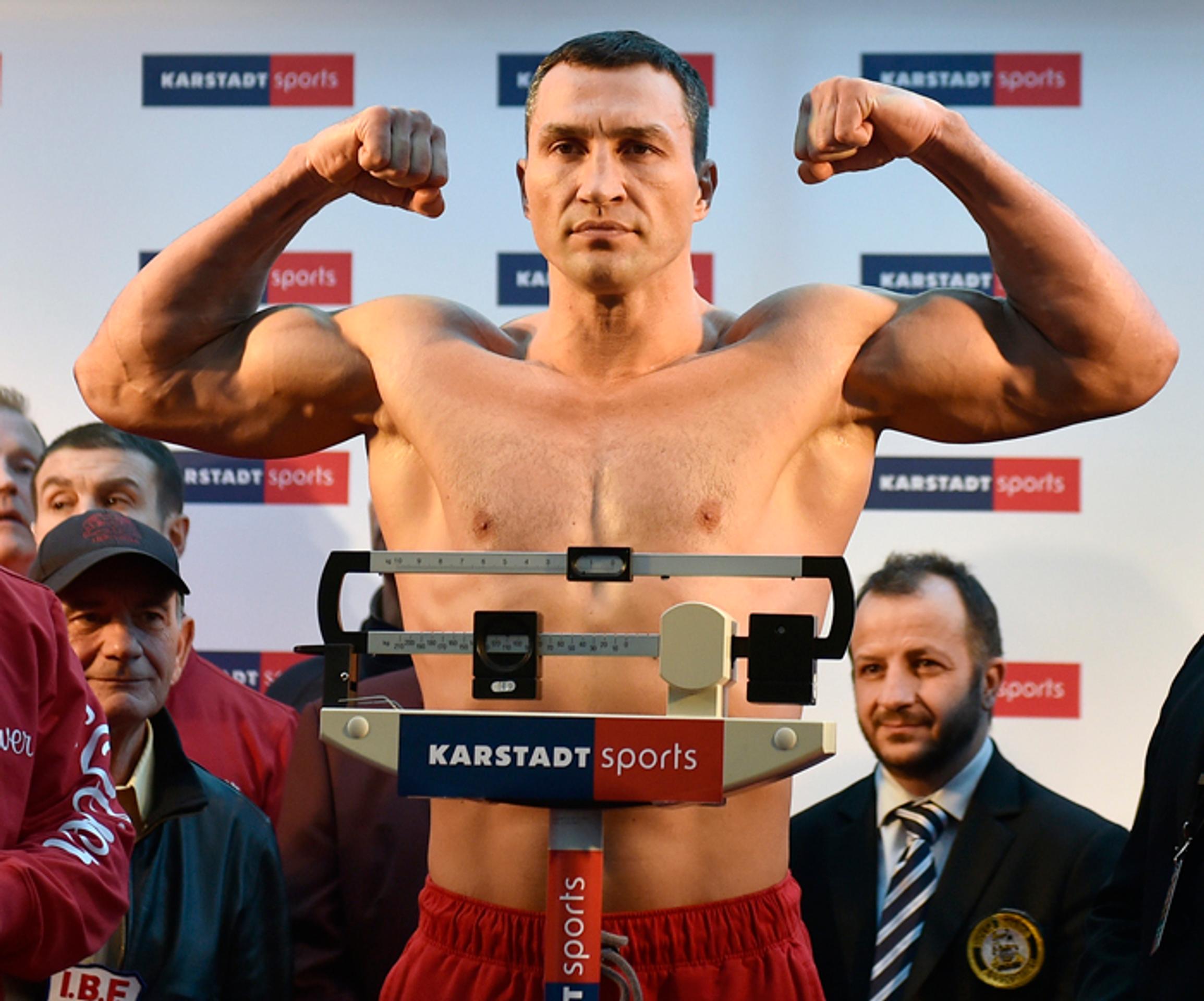 Vladimír Kličko pri vážení.