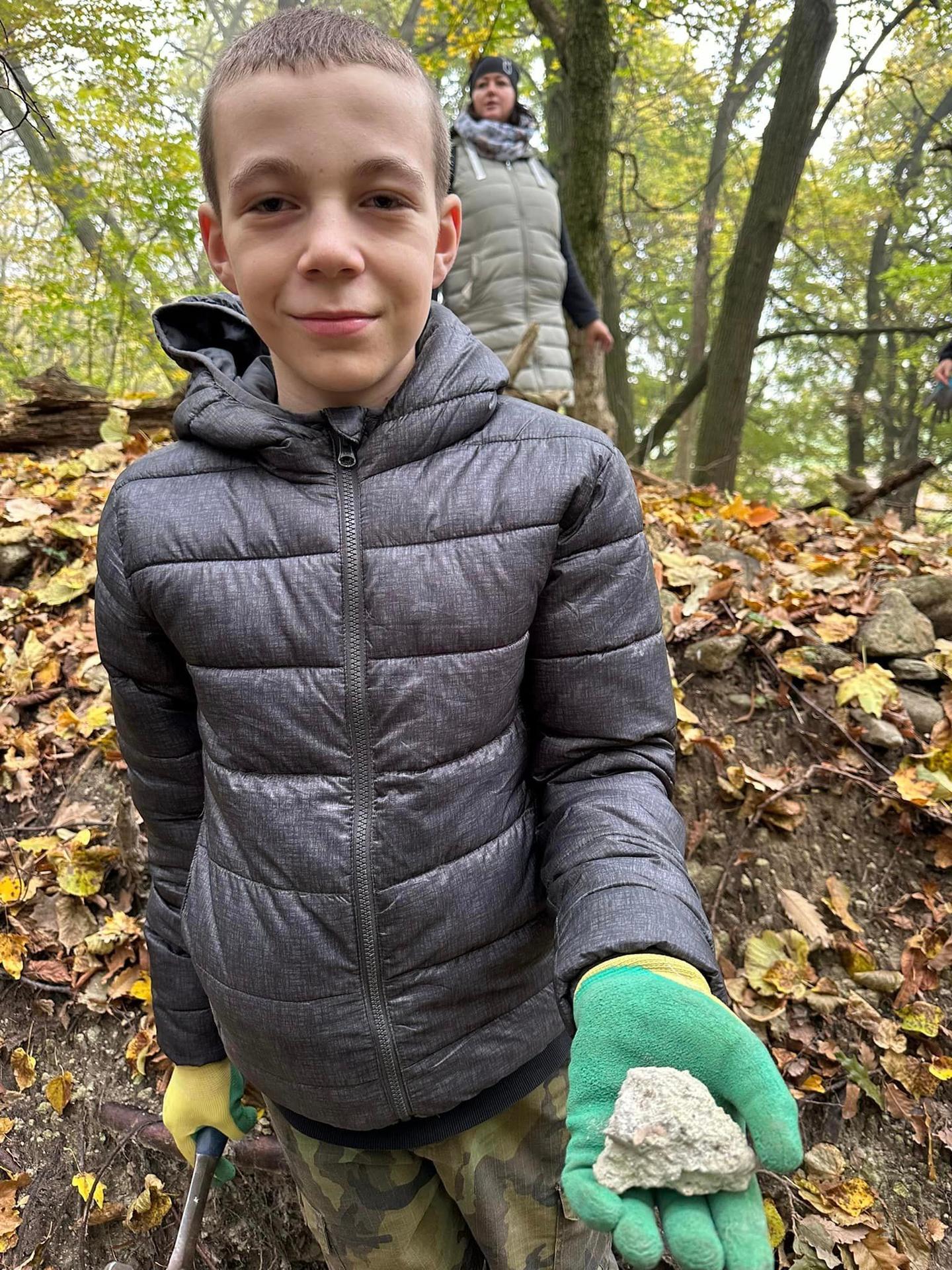 Jakub našiel zub žraloka starý takmer 14 miliónov rokov.