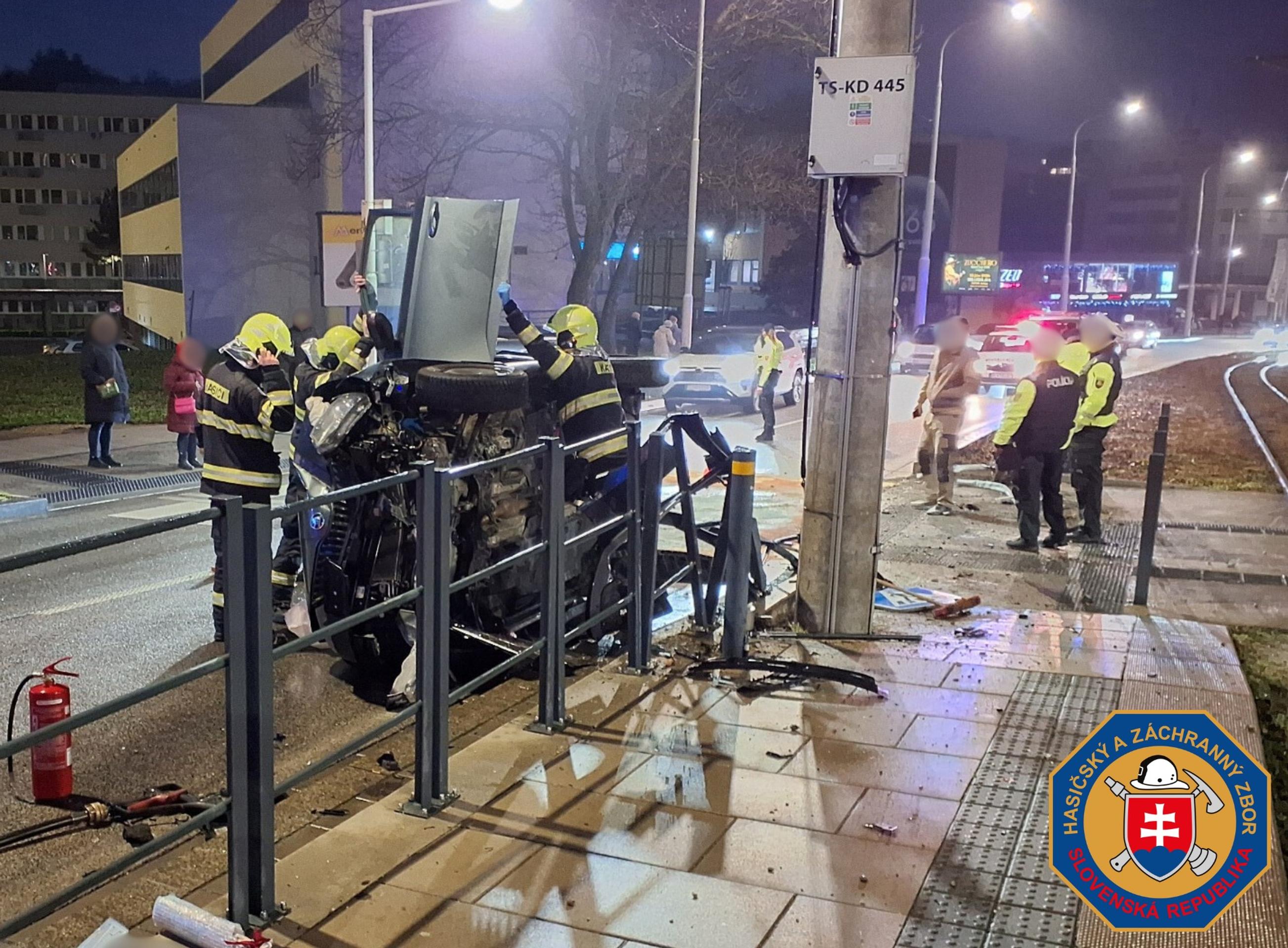 Auto ostalo prevrátené na pravom boku