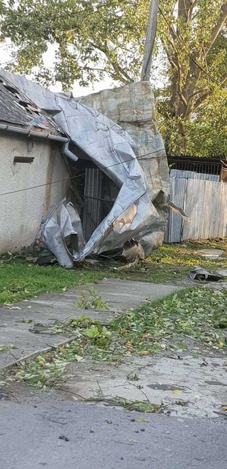 Spadnutá strecha po smršti v obci Lekárovce.