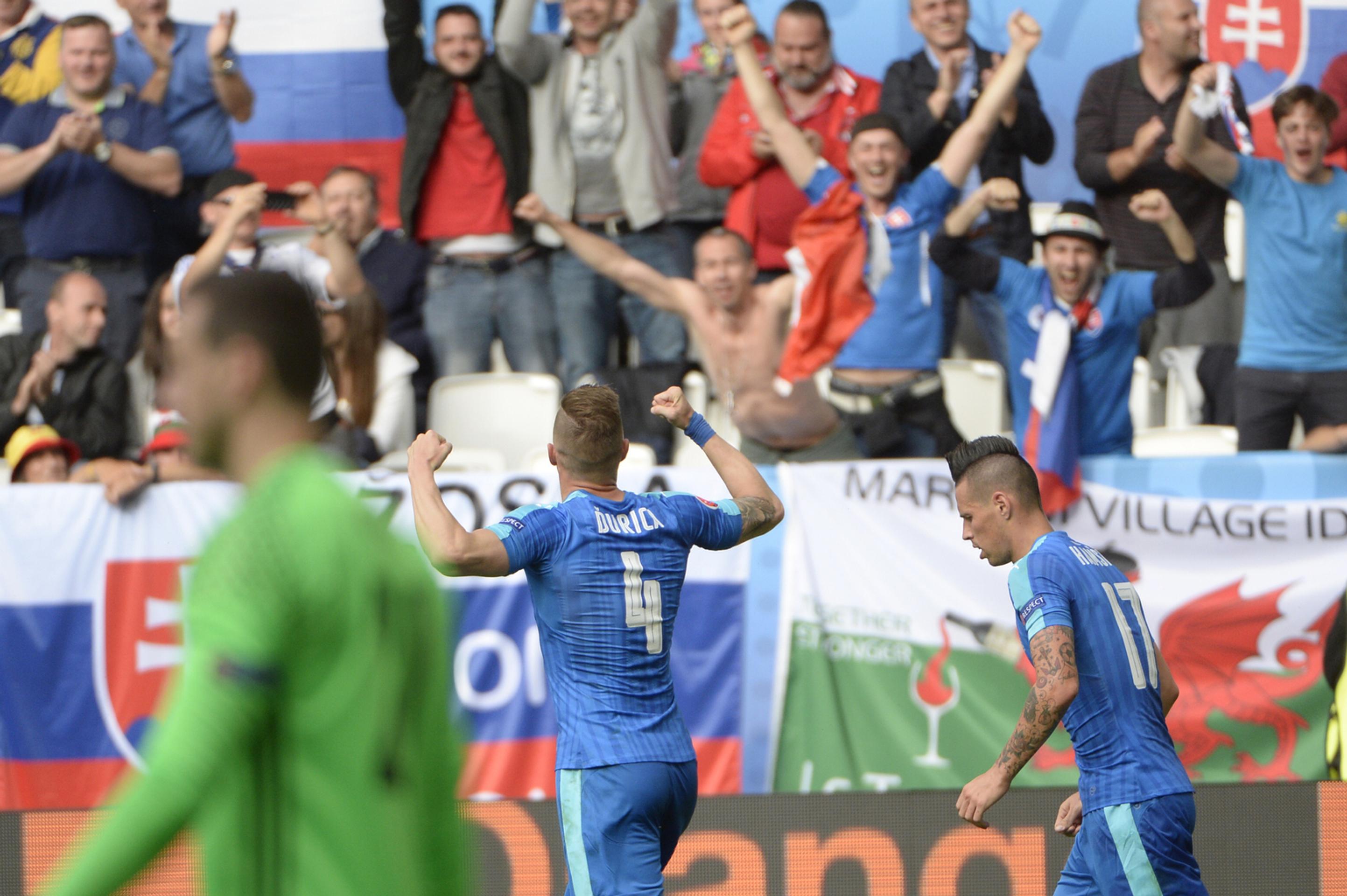 Na snímke hráči Slovenska Ján Ďurica a Marek Hamšík (vpravo) sa tešia po góle Ondreja Dudu na 1:1.