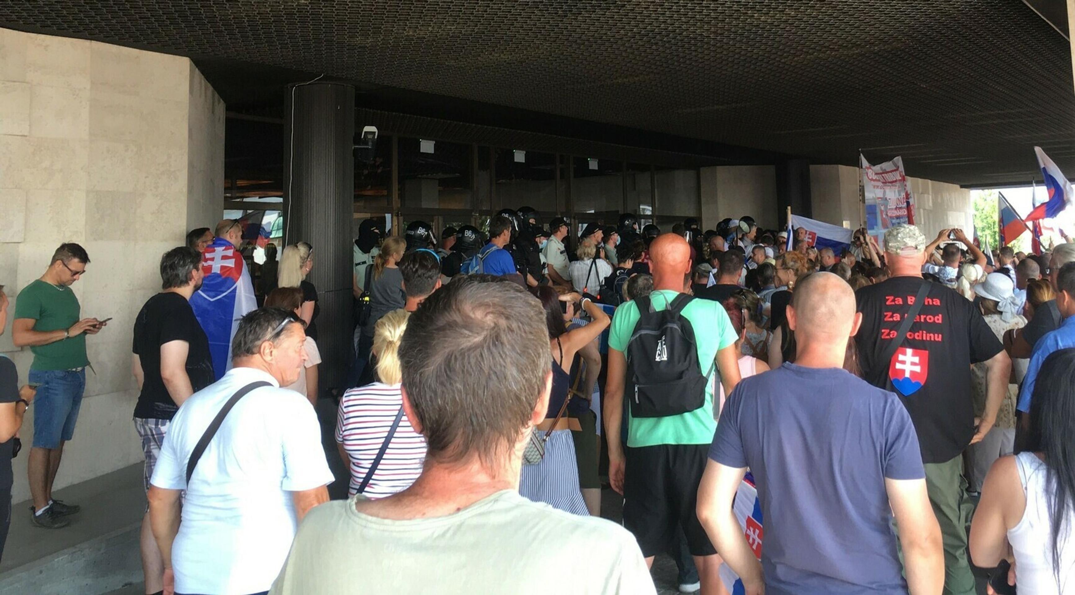 Demonštranti pred parlamentom.