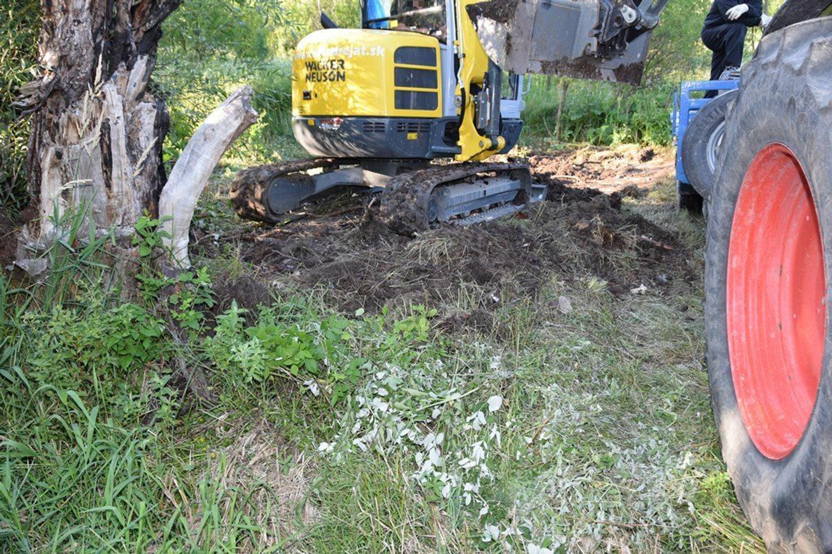 Bager na mieste, ktoré úkazal údajný vrah Miroslav Lehotský s ostatkami obete.
