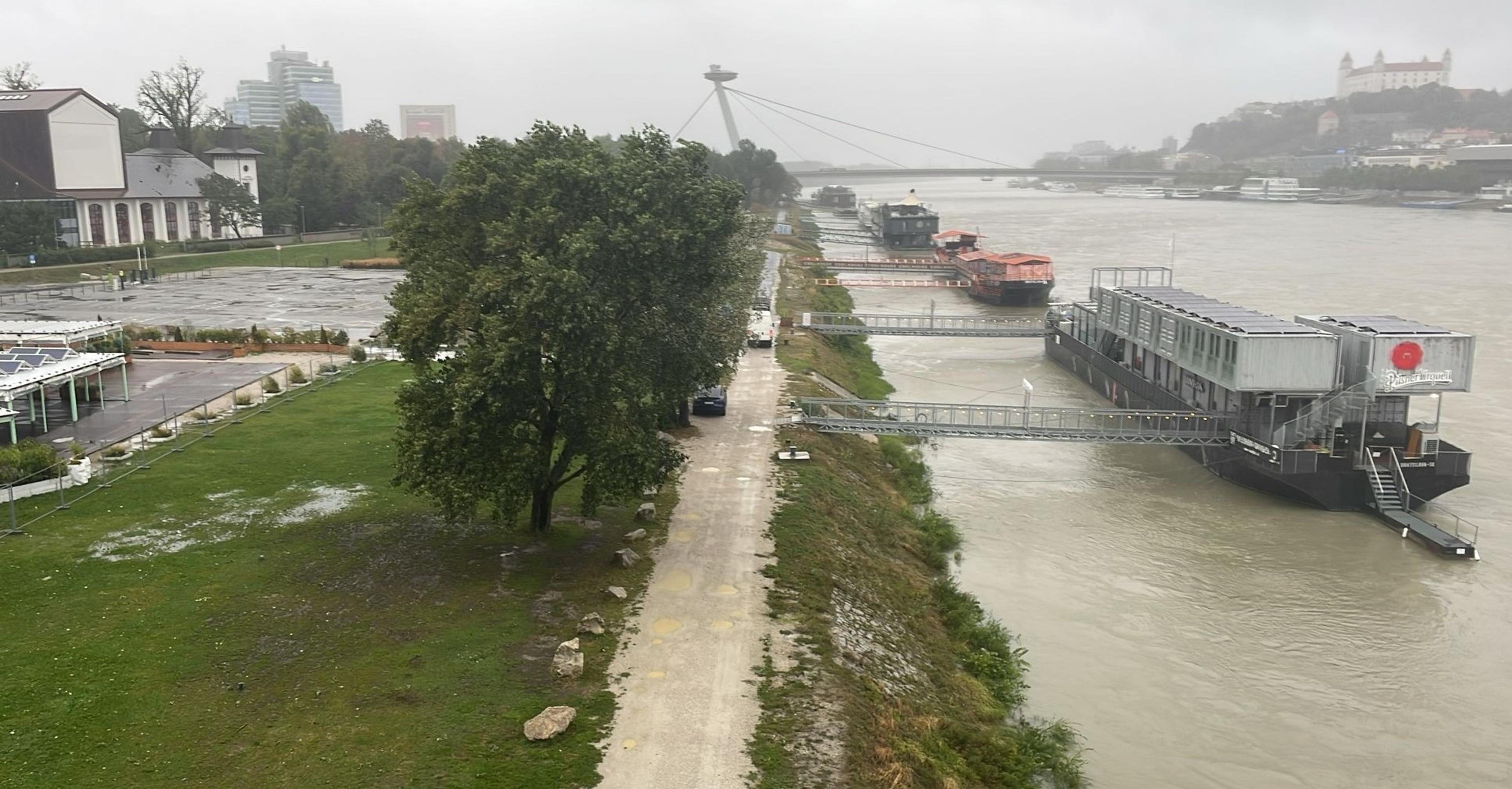 Hladina Dunaja postupne stúpa.