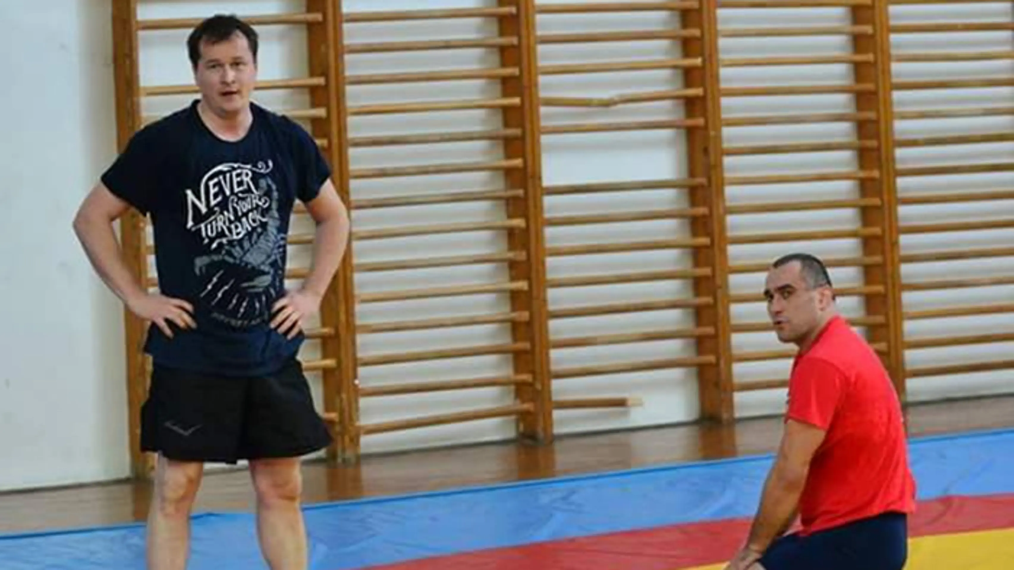 Expolicajt Ľuboš Tiefenbach a minister Juraj Draxler počas prestávky vo vzájomnom dueli.