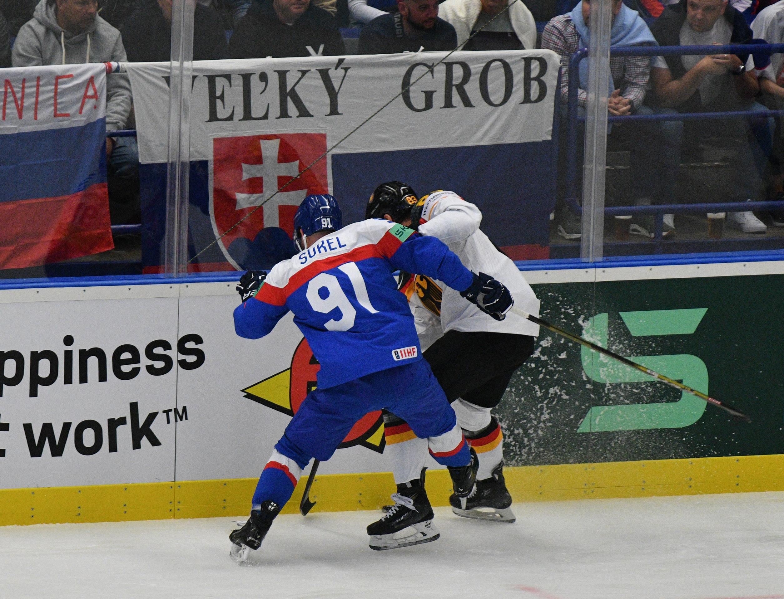 Matúš Sukeľ a hráč Nemecka Leonhard Pföderl bojujú o puk