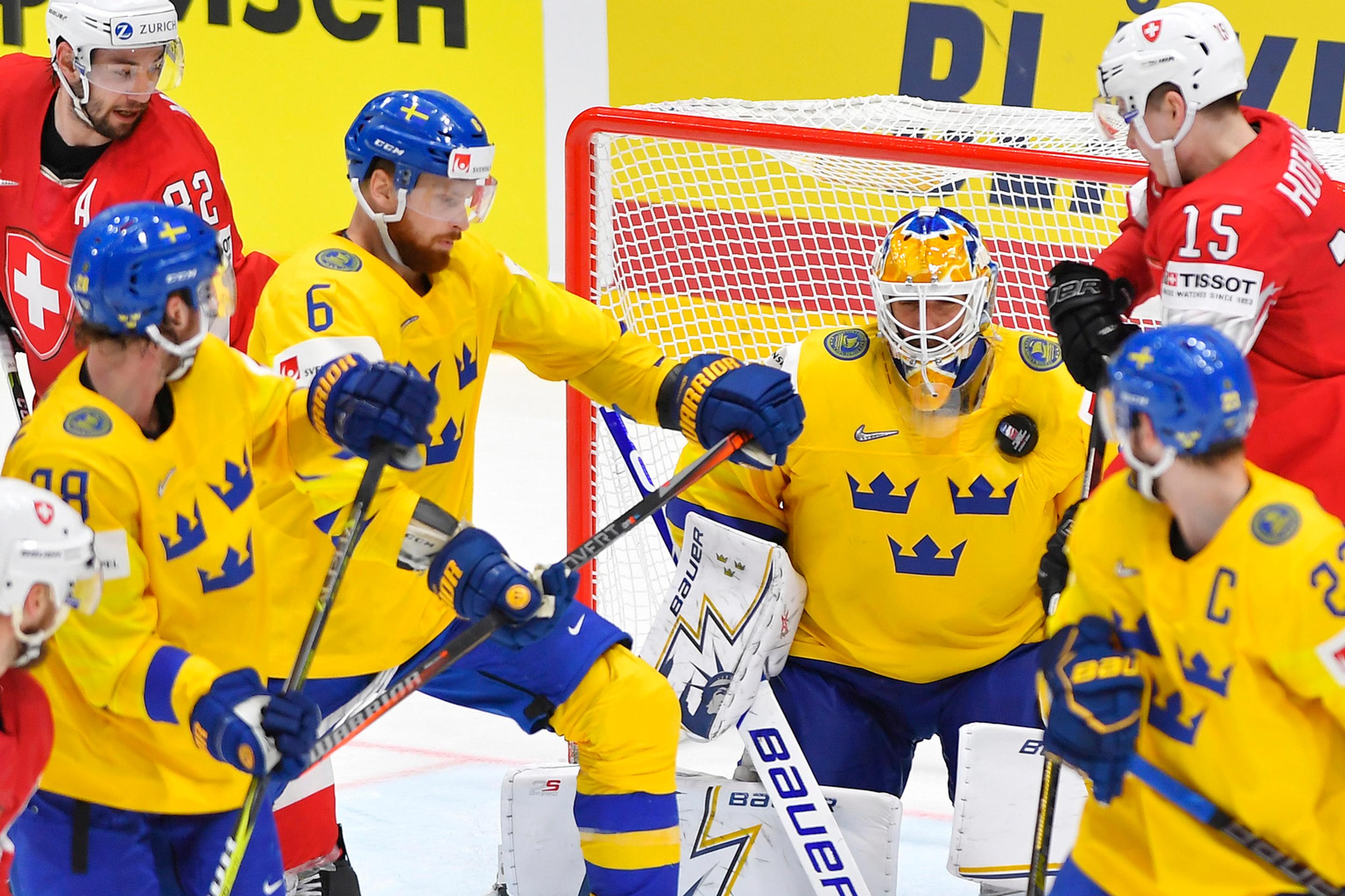 Zľava Švéd Marcus Pettersson a Švajčiar Tristan Scherwey v dueli na MS 2019.