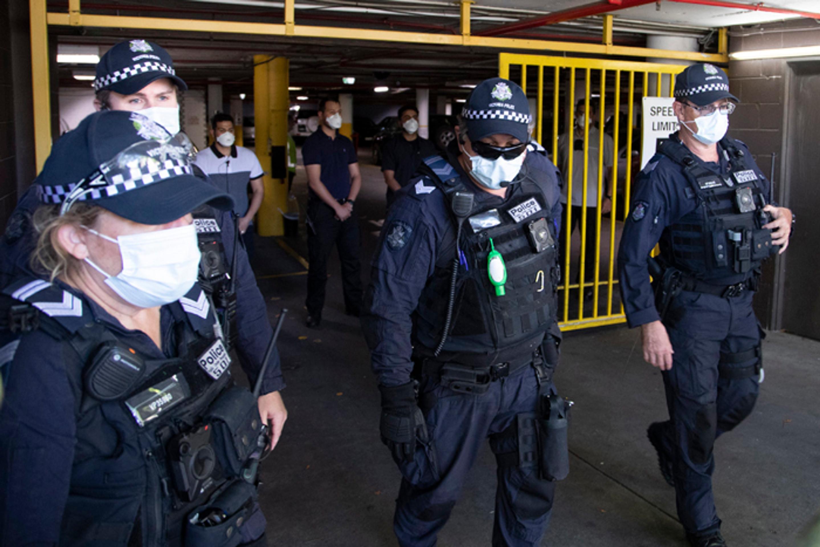 Polícia pred detenčným hotelom, v ktorom je Novak Djokovič.