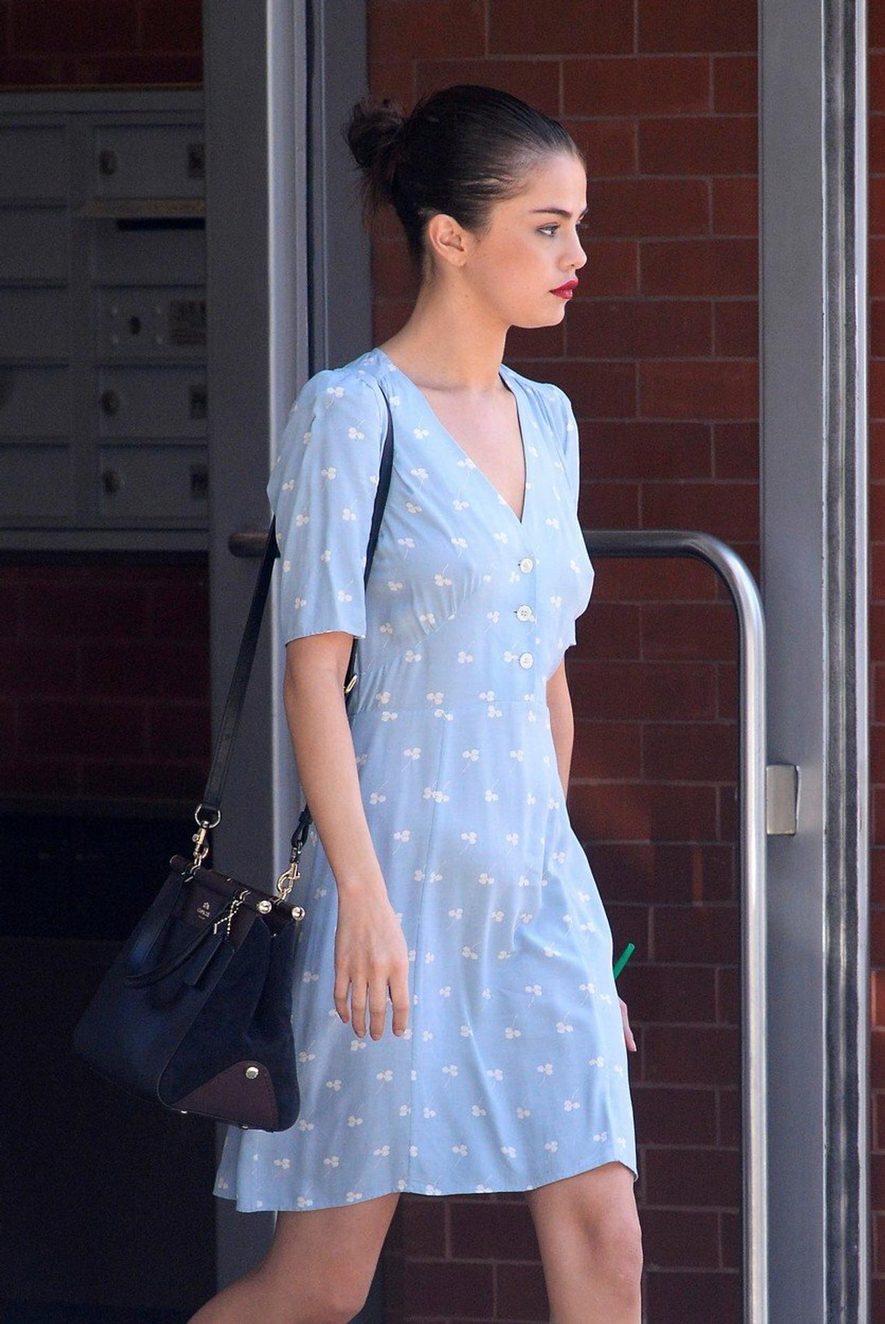 Connor McDavid v súboji o puk s Brandonom Saadom..jpg