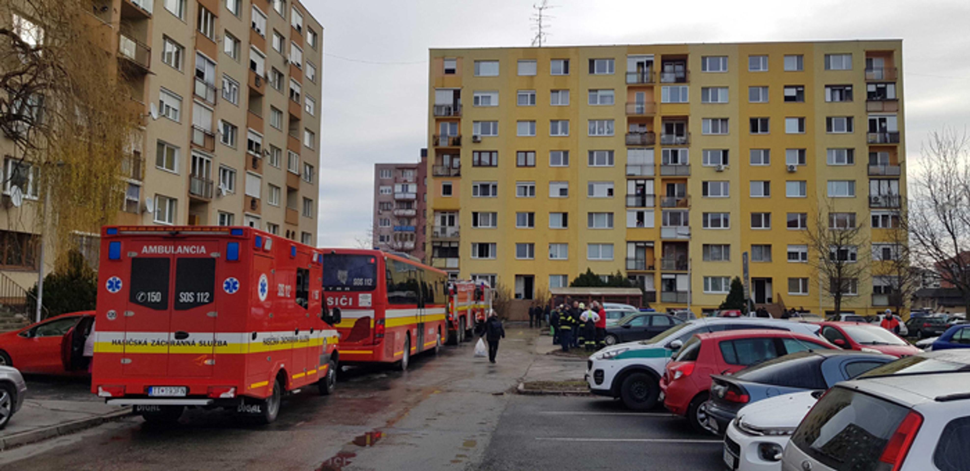 Pred panelákom v Dunajskej Strede, kde unikal plyn.