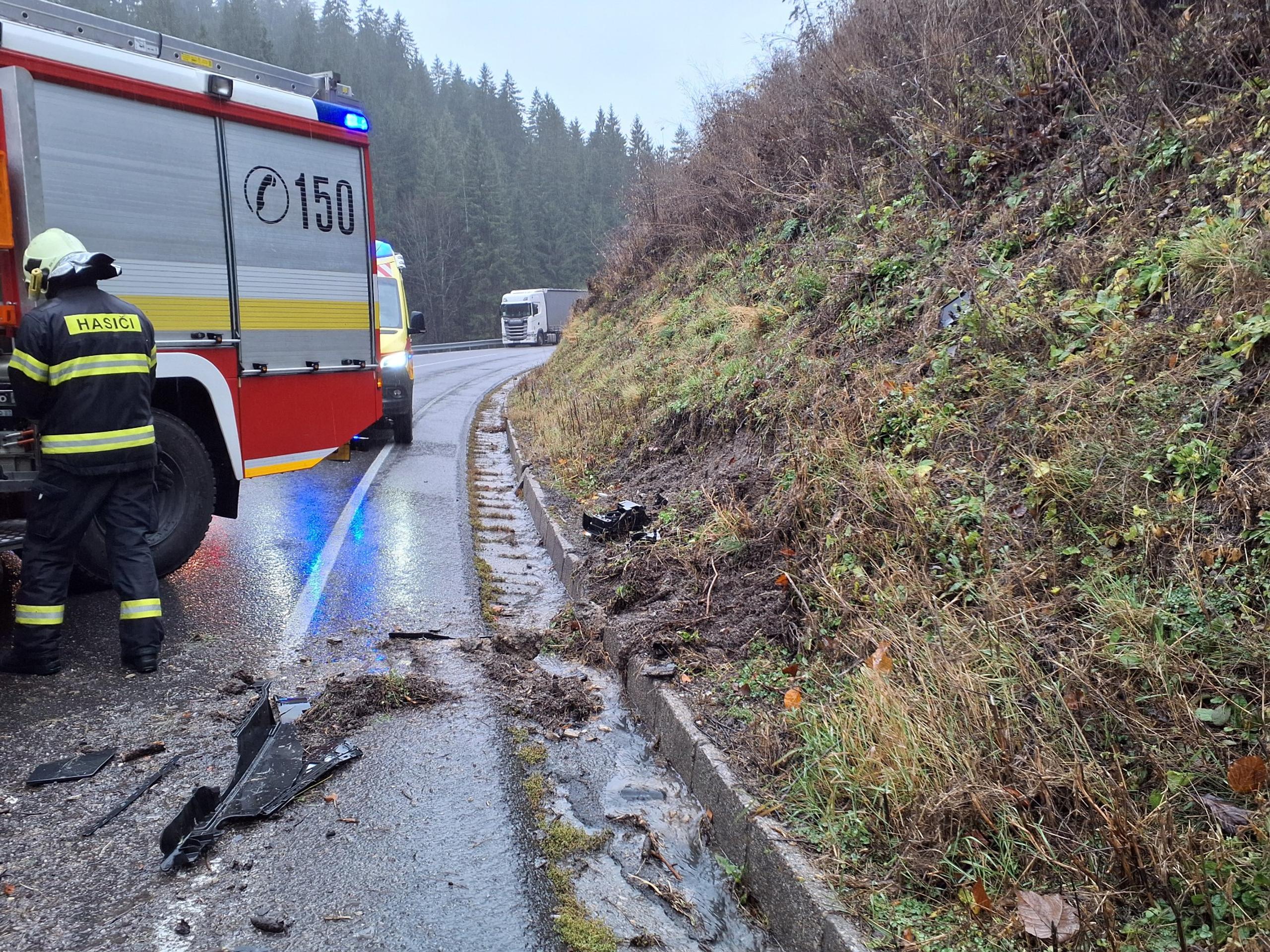 Kamión sa čelne zrazil s odťahovkou