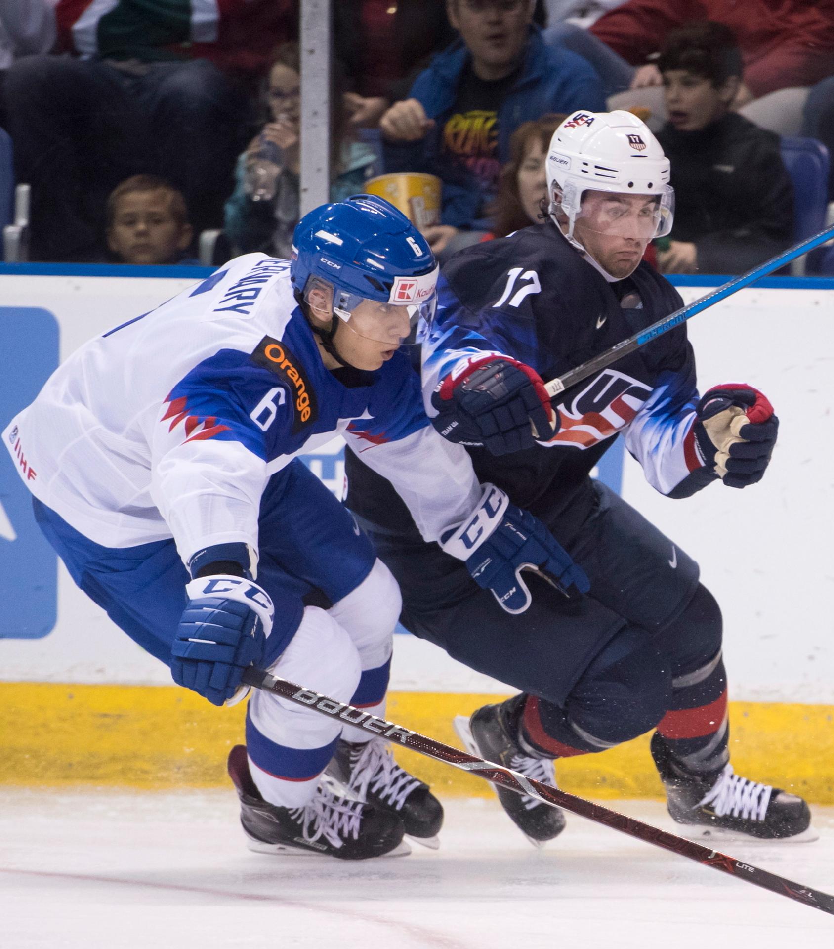 Zľava Barrett Hayton, Noah Dobson, Morgan Frost a Ty Smith z Kanady oslavujú gól proti Dánsku na MS do 20 rokov.