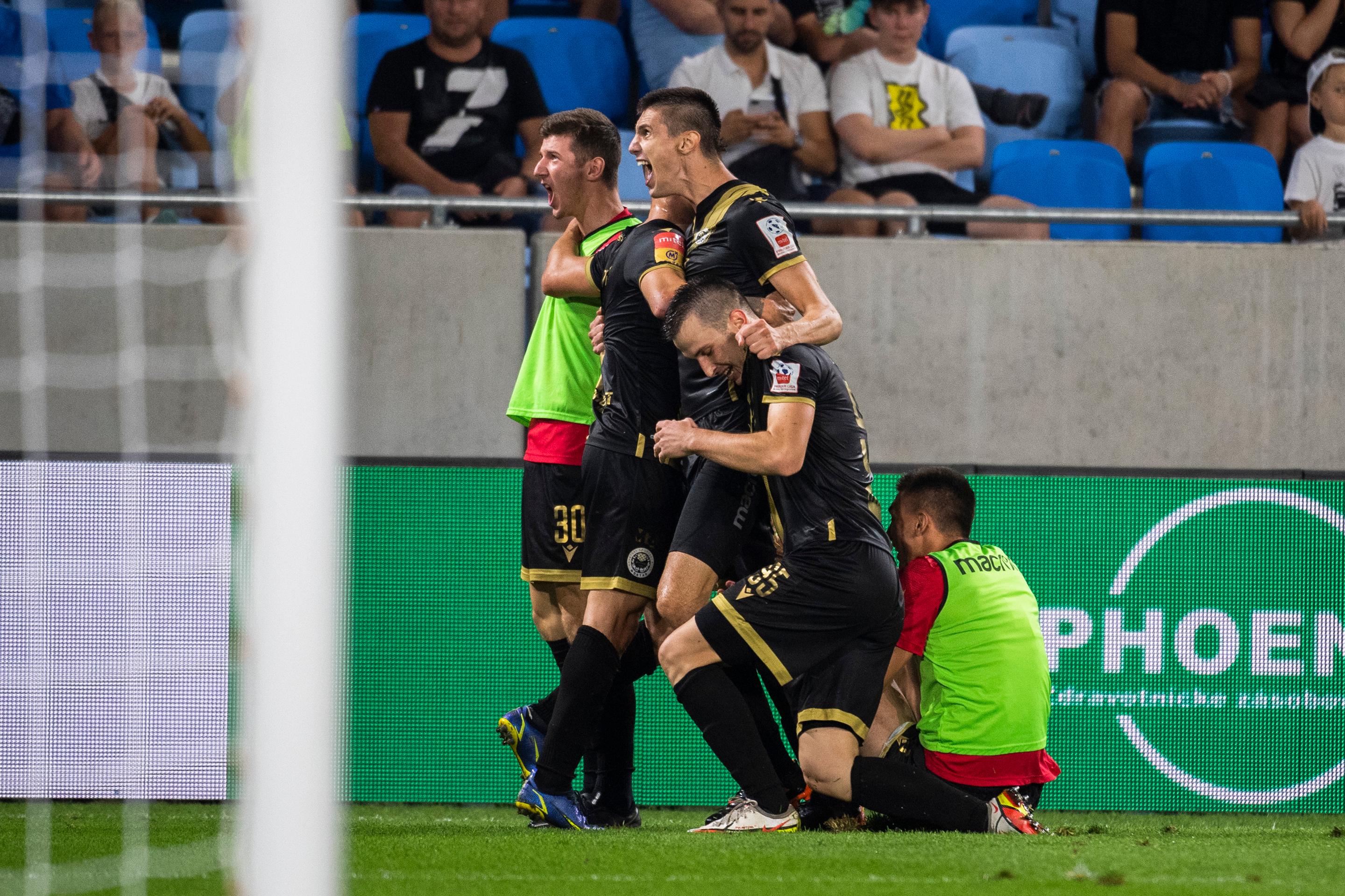 Gólová radosť hráčov Mostaru v predĺžení v odvete play off Európskej konferenčnej ligy na pôde Slovana.
