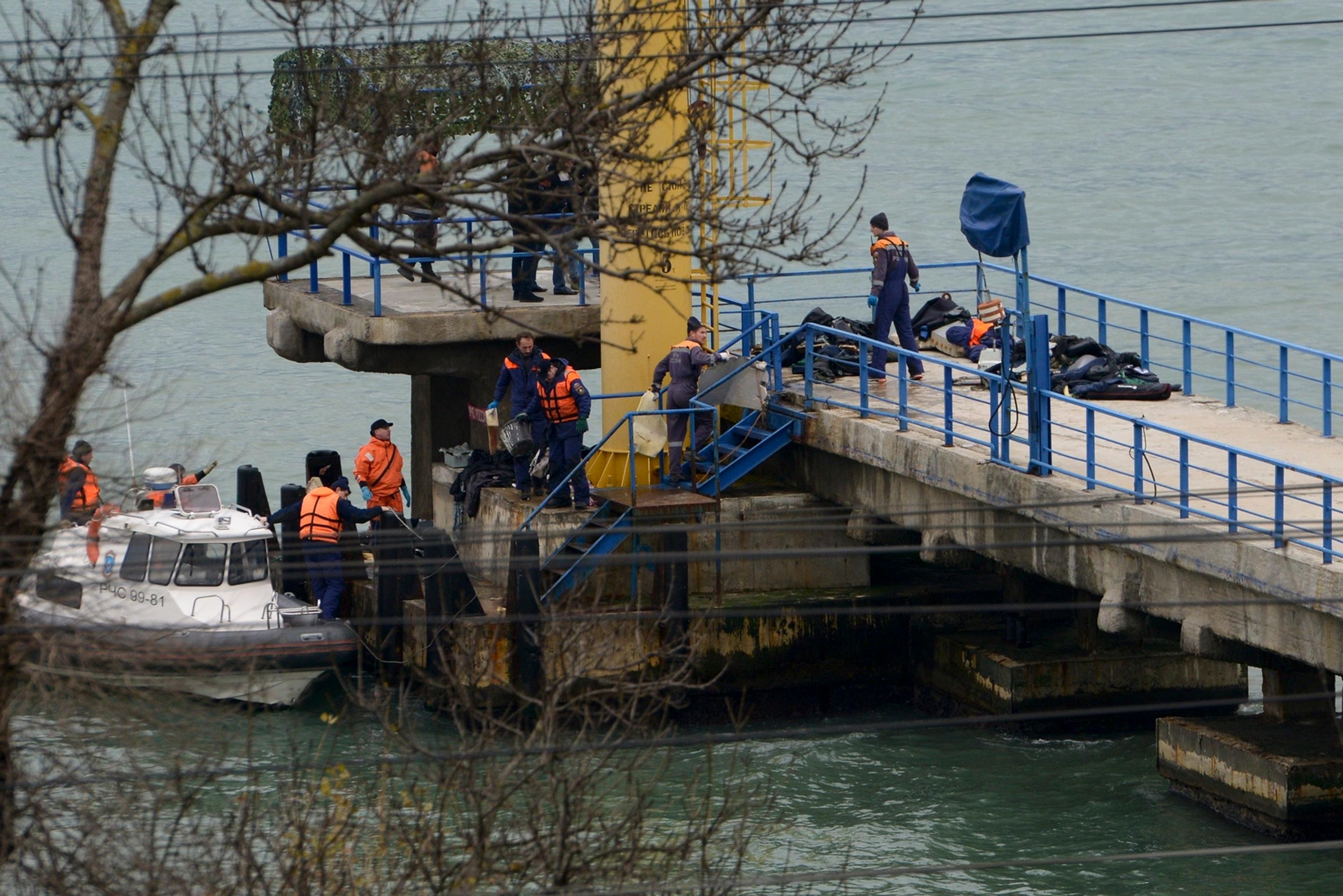 Ruskí záchranári zhromažďujú trosky zrúteného lietadla typu Tu-154 na móle neďaleko Soči.