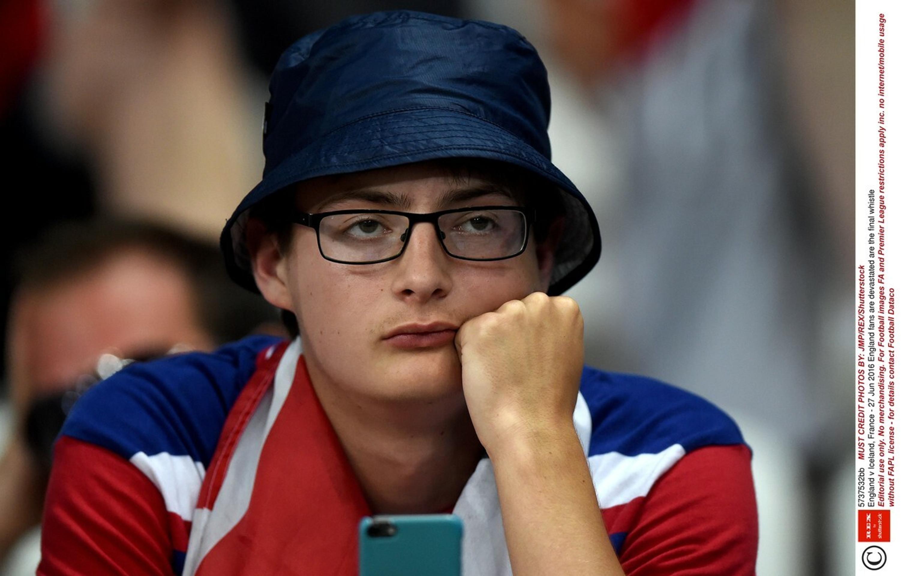 Smútok anglických fanúšikov po prehre s Islandom