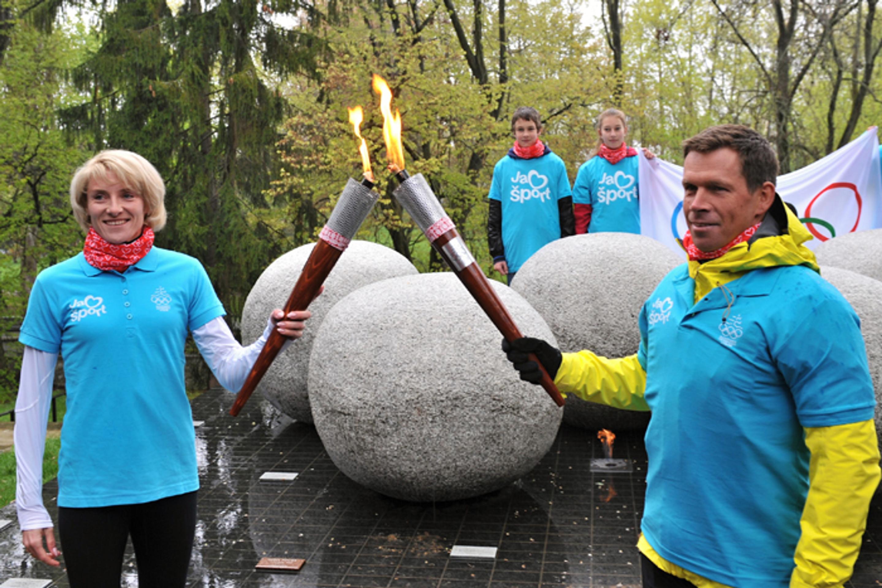 Michal Martikán a Lucia Klocová počas slávnostného spustenia štafety.