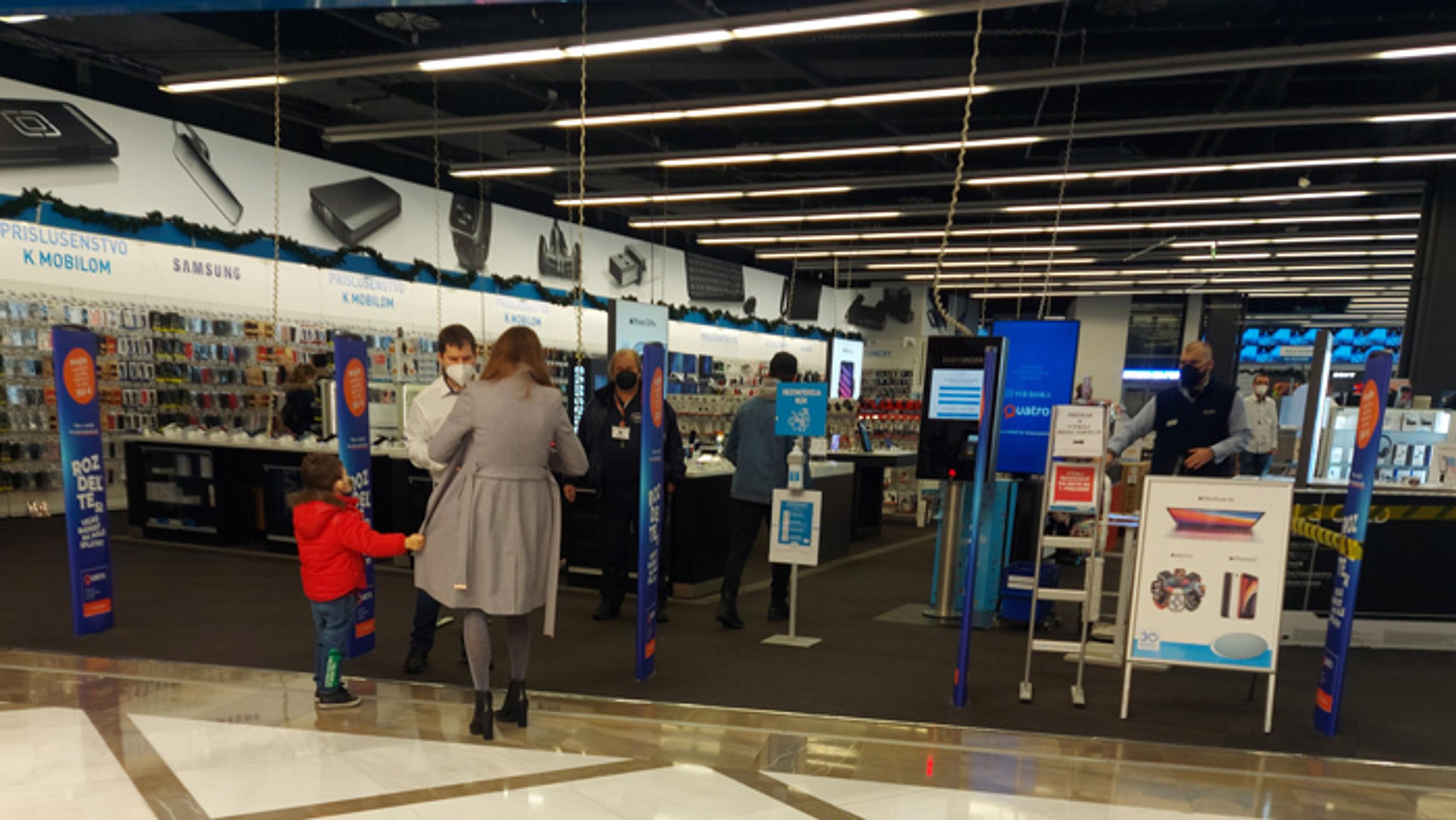 Kontrola COVID pasu v obchode.