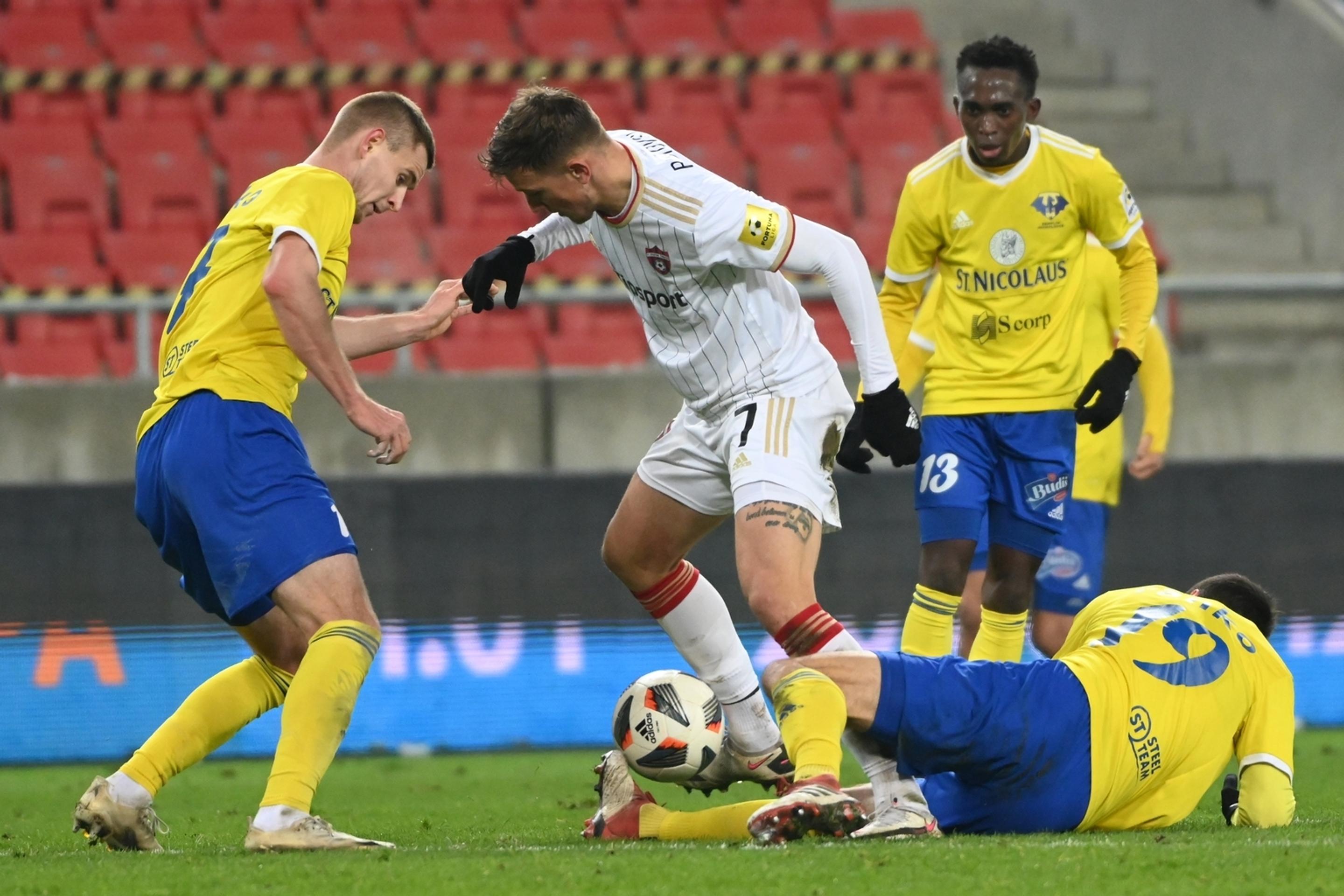 Zľava Michalovčan Filip Vaško, hráč Trnavy Milan Ristovski, dole Michal Ranko a v pozadí Wisdom Uda Kanu (obaja Michalovce).