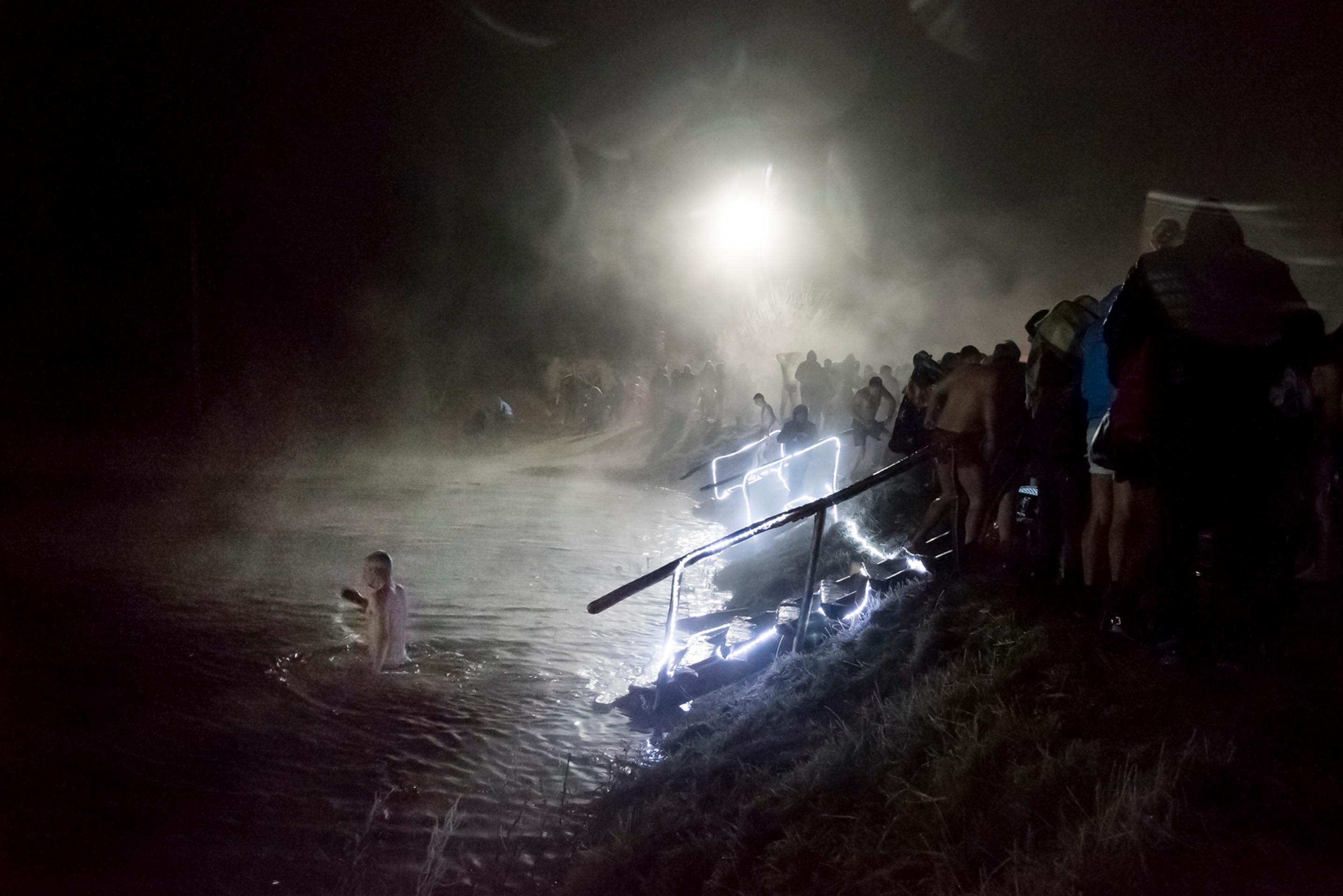 Ponorením sa do ľadovej vody si v noci nadnes tisíce pravoslávnych ruských veriacich pripomenuli cirkevný sviatok Ježišovho krst