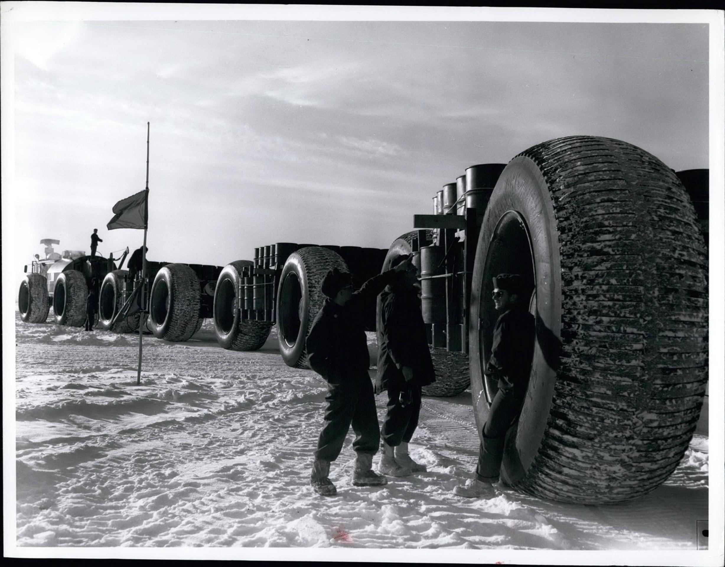 Zásobovacie vozidlá na ceste do Camp Century.