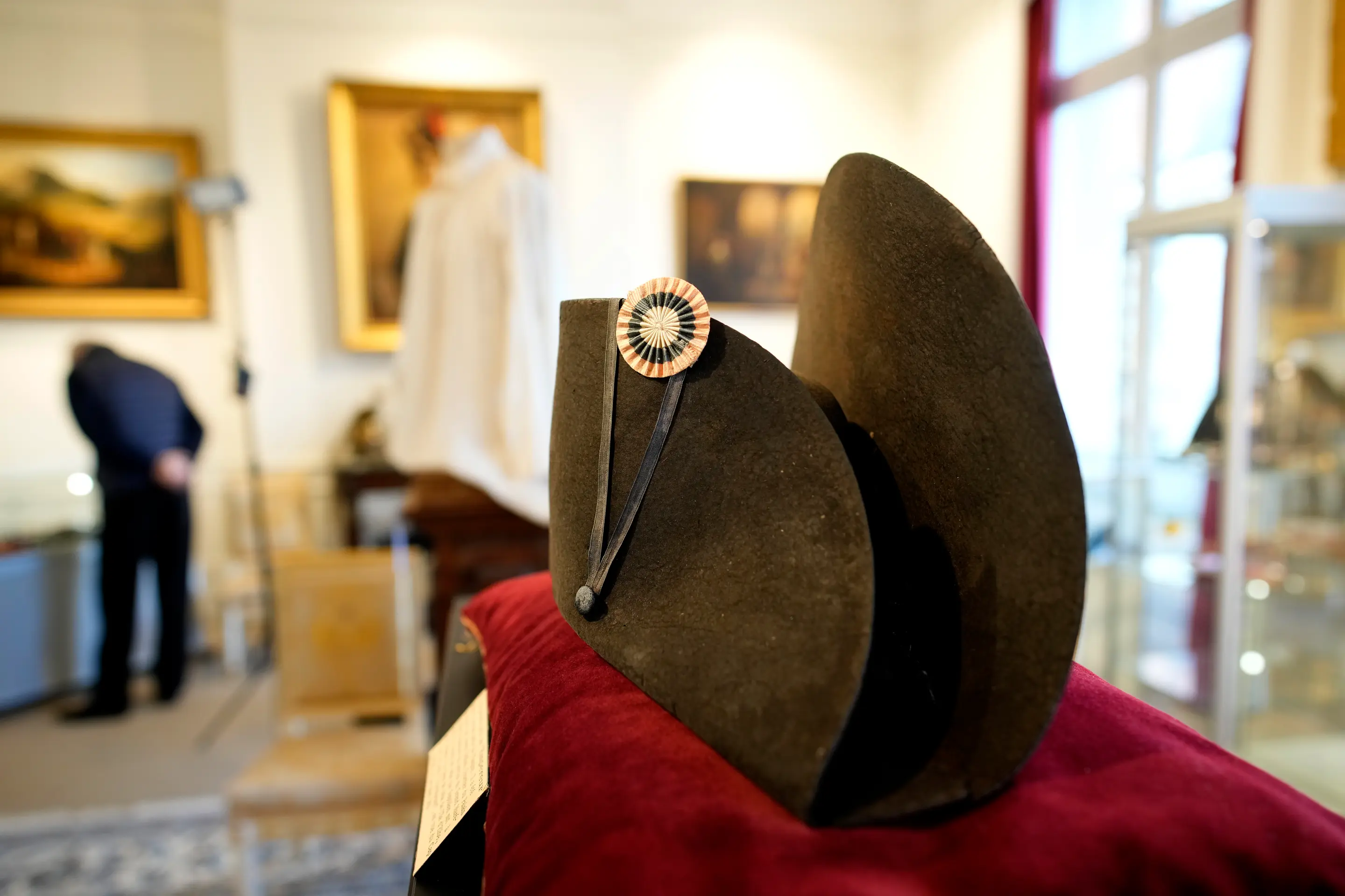 Na snímke jeden z charakteristických dvojrohých čiernych klobúkov, ktoré nosil francúzsky cisár Napoleon Bonaparte