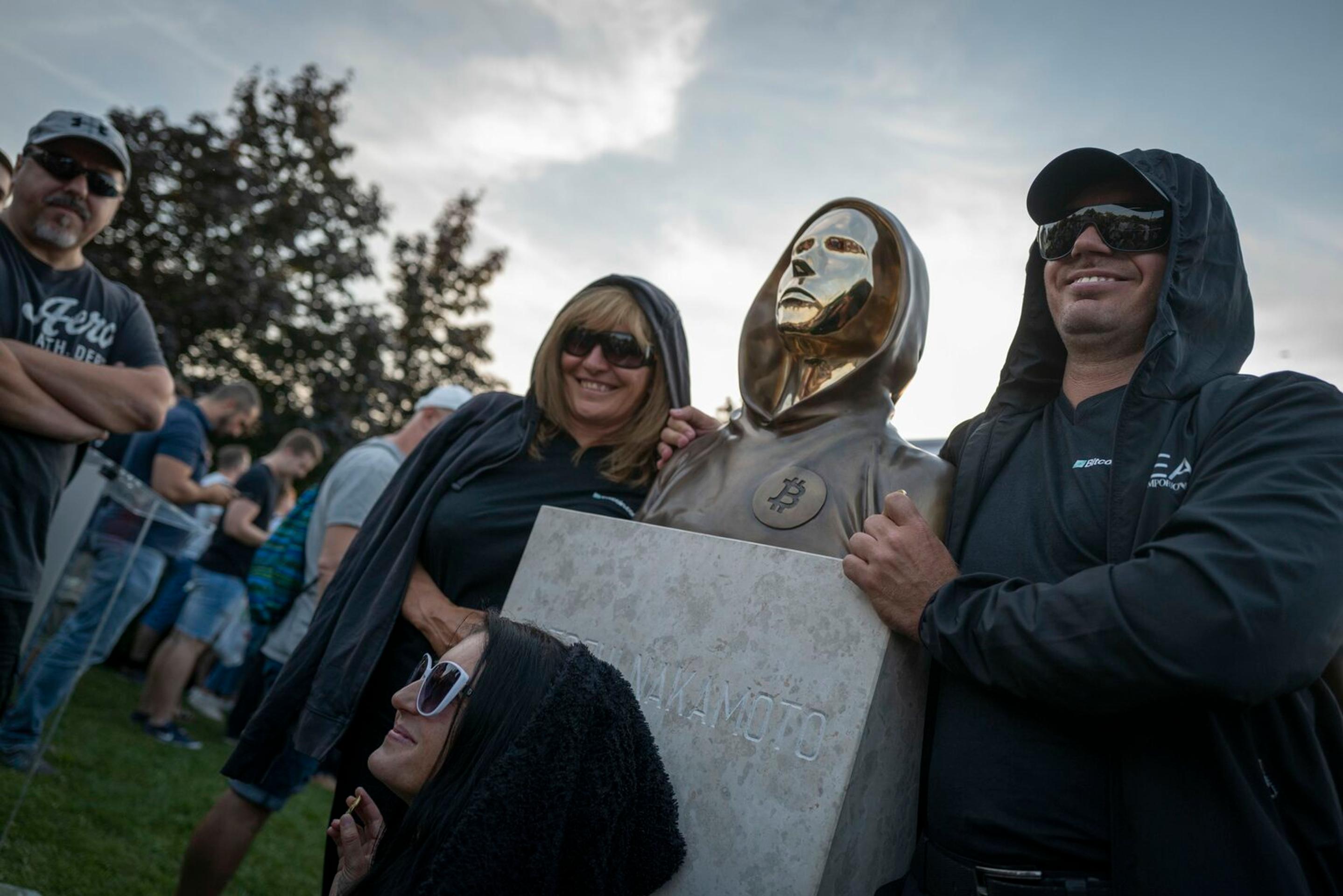 Tvorca bitcoinu sa dočal svojej busty. Prvú na svete odhalili v susednom Maďarsku