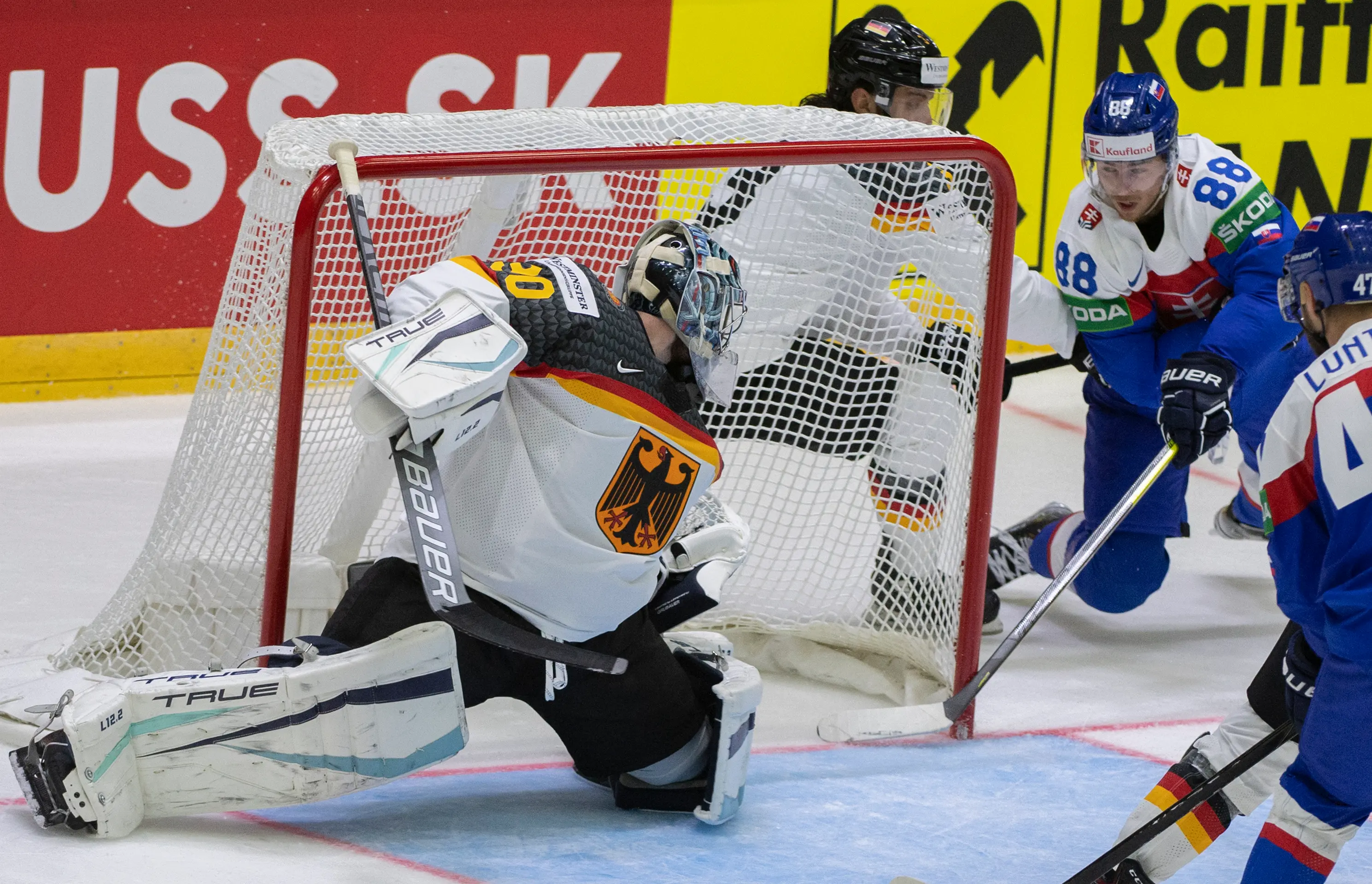 Na snímke slovenský hokejista Kristián Pospíšil (uprostred) strieľa gól na 1:2.