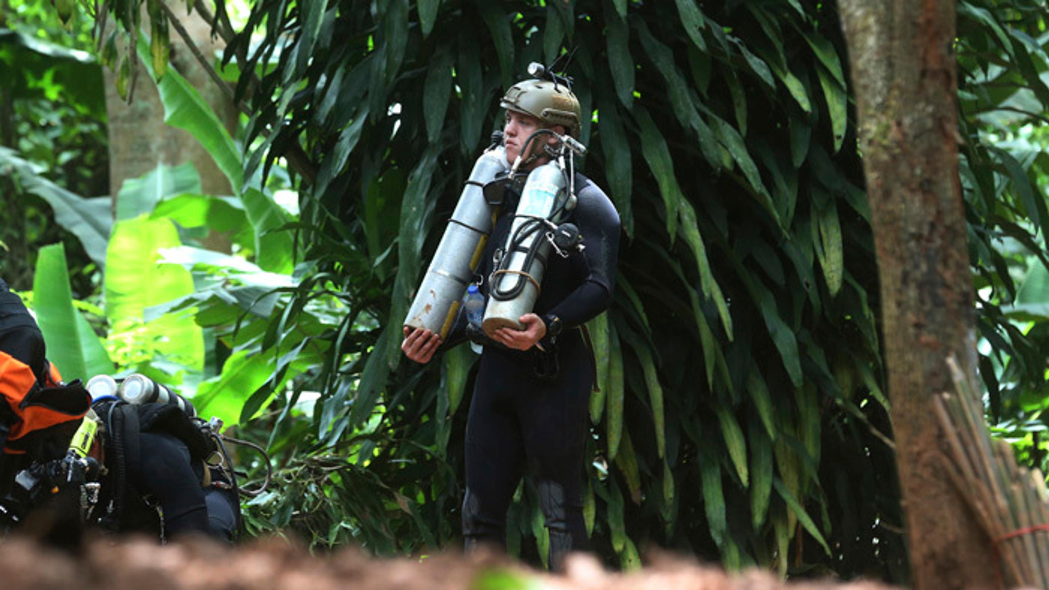 Medzinárodný potápačský tím sa pripravuje na vstup do jaskynného komplexu Tcham Luang Nang Non.
