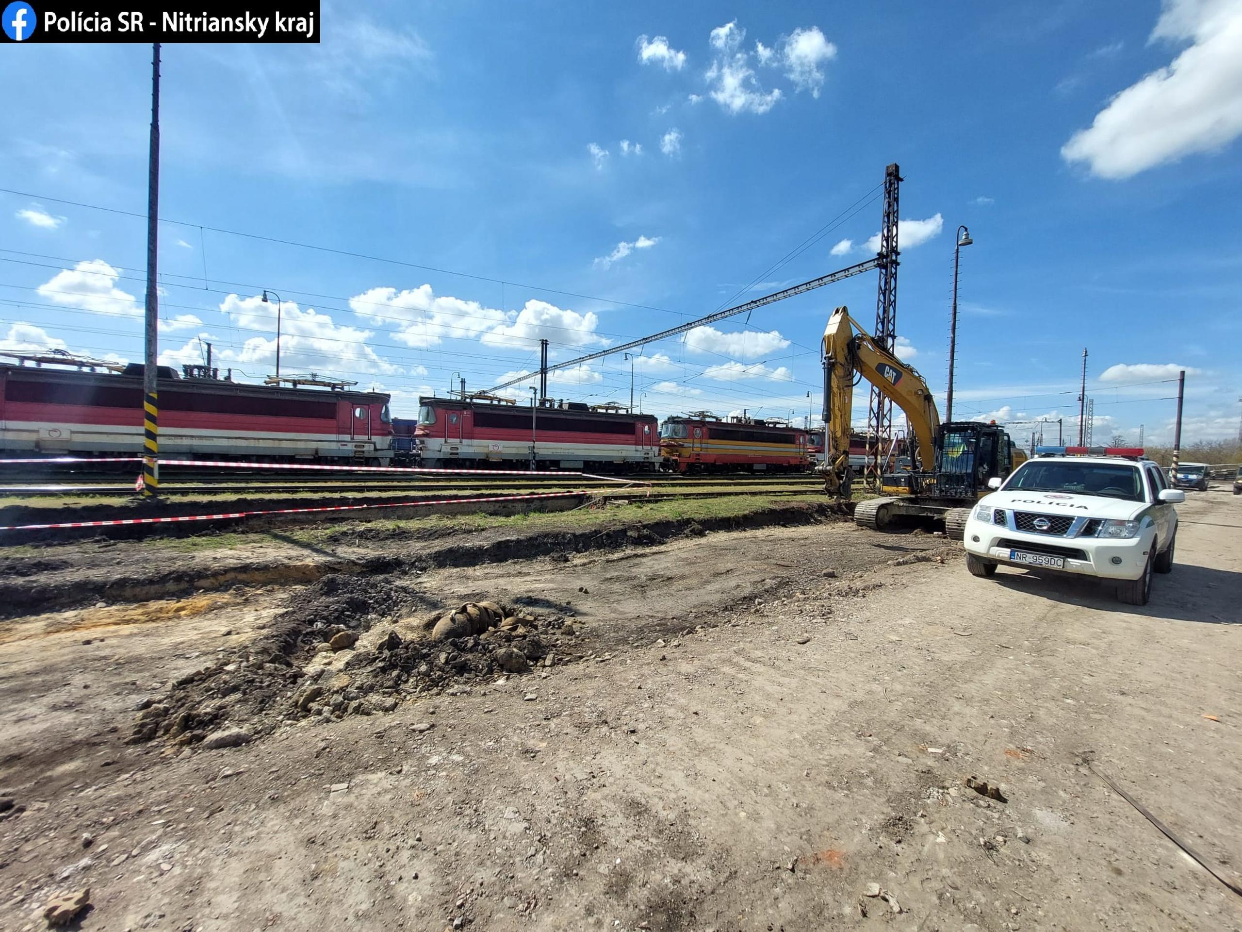 Bomba z 2. svetovej vojny, ktorú našli na železničnej stanici v Nových Zámkoch.