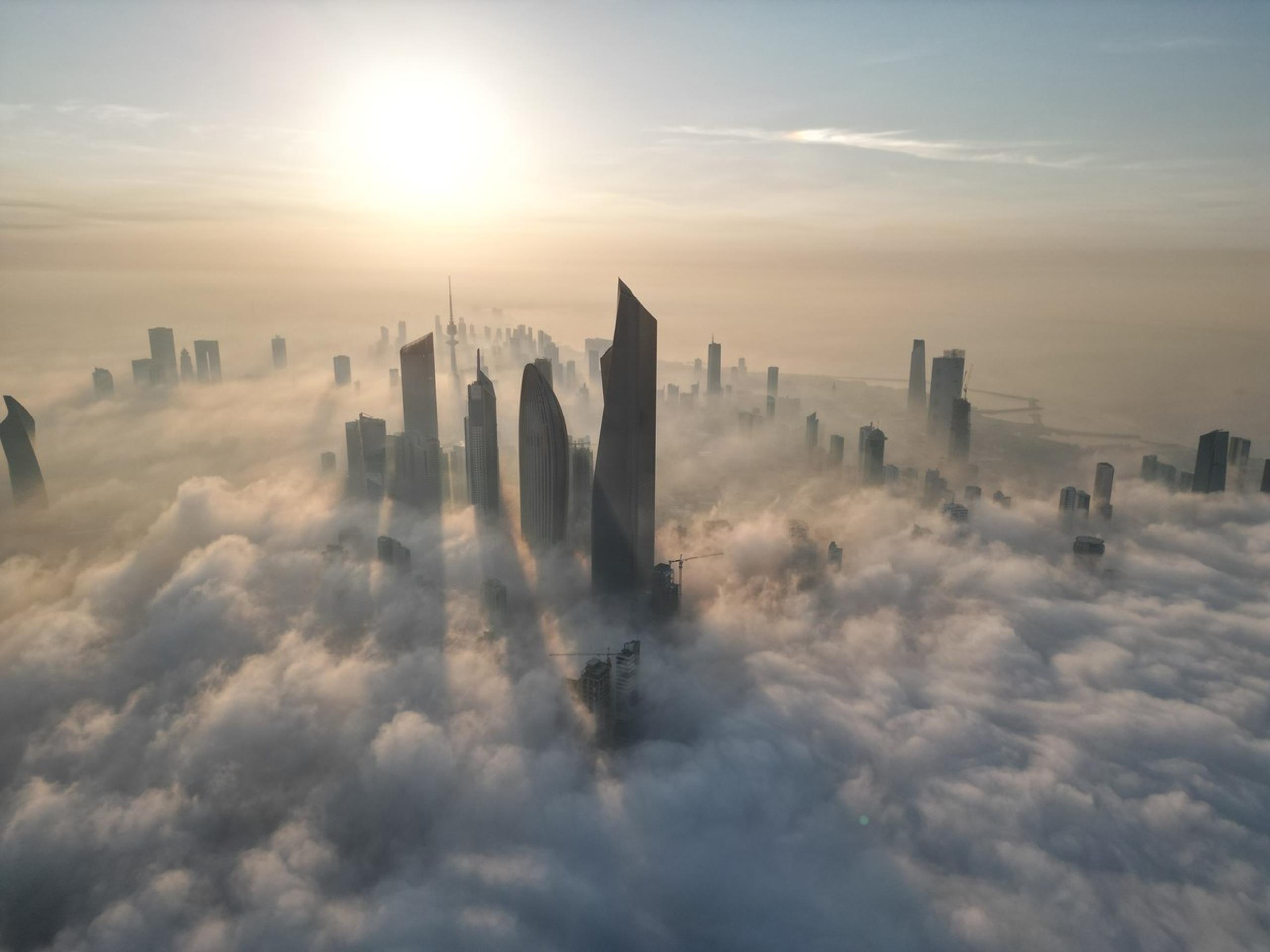 Metropolu Kuvajtu zahalila hustá hmla.