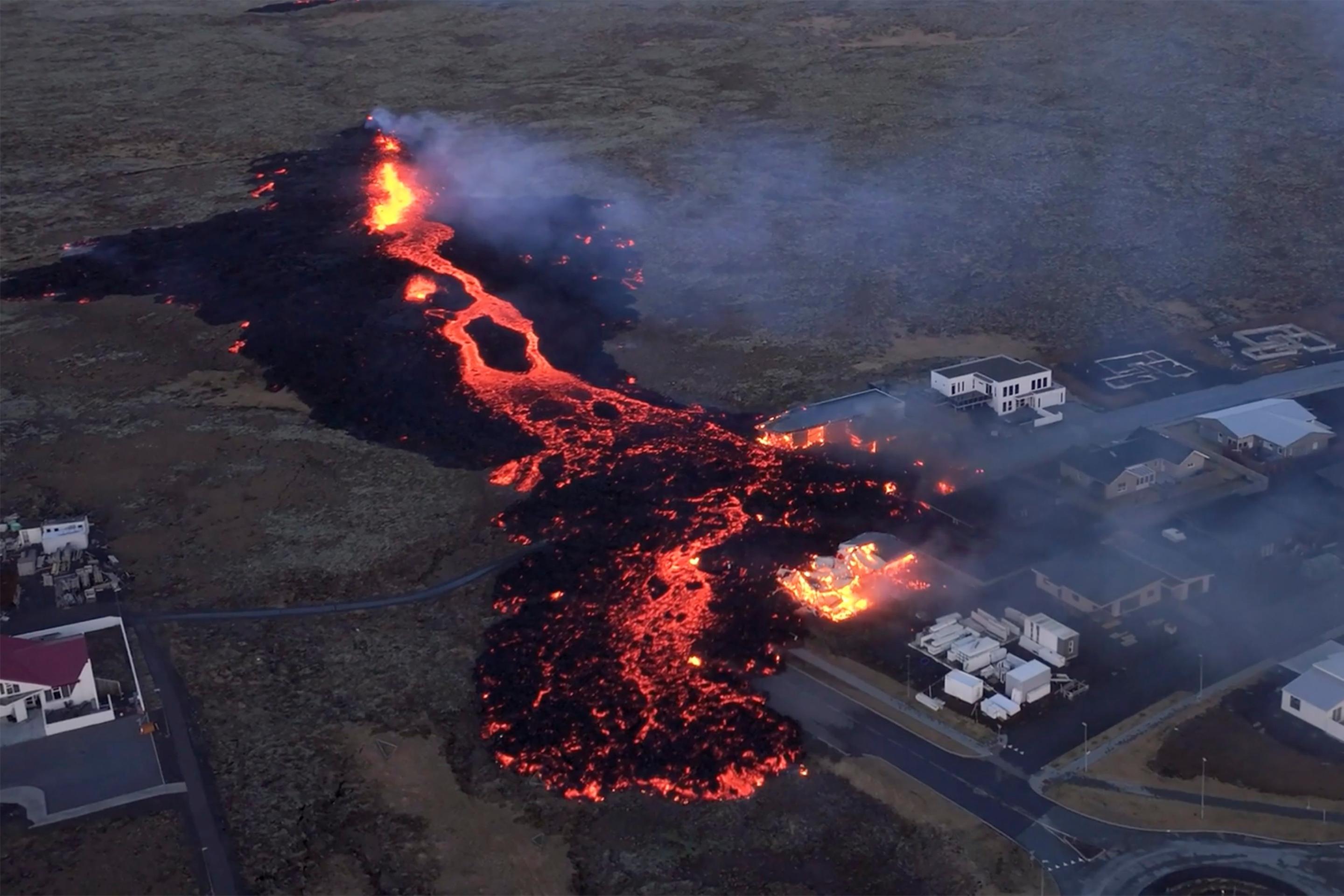 Láva zničila niekoľko domov.