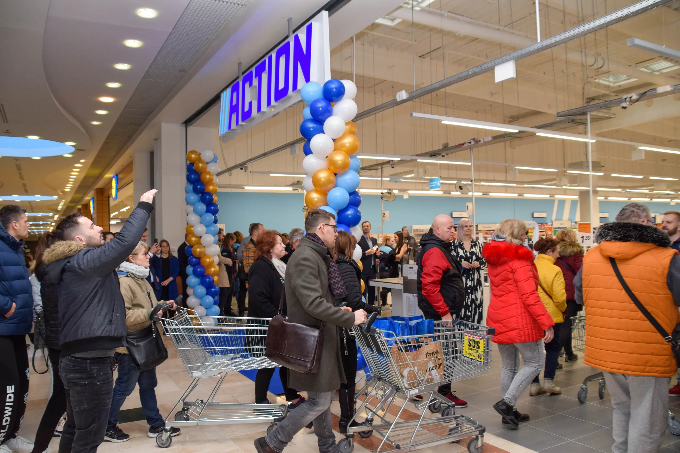Otvorenie prvej prevádzky obchodu Action na Slovensku.