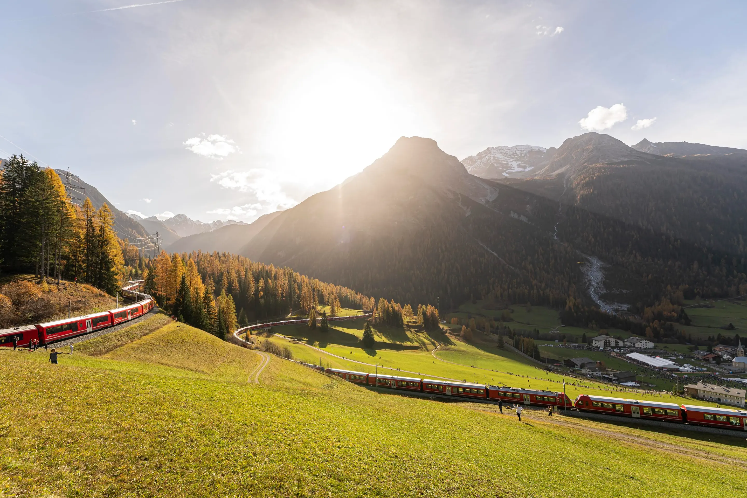 Švajčiarska železničná spoločnosť Rhätische Bahn vypravila v rámci osláv 175. výročia železníc v krajine najdlhší osobný vlak na svete. Meral vyše 1,9 kilometra a tvorilo ho 25 súprav - každá so štyrmi vozňami. 