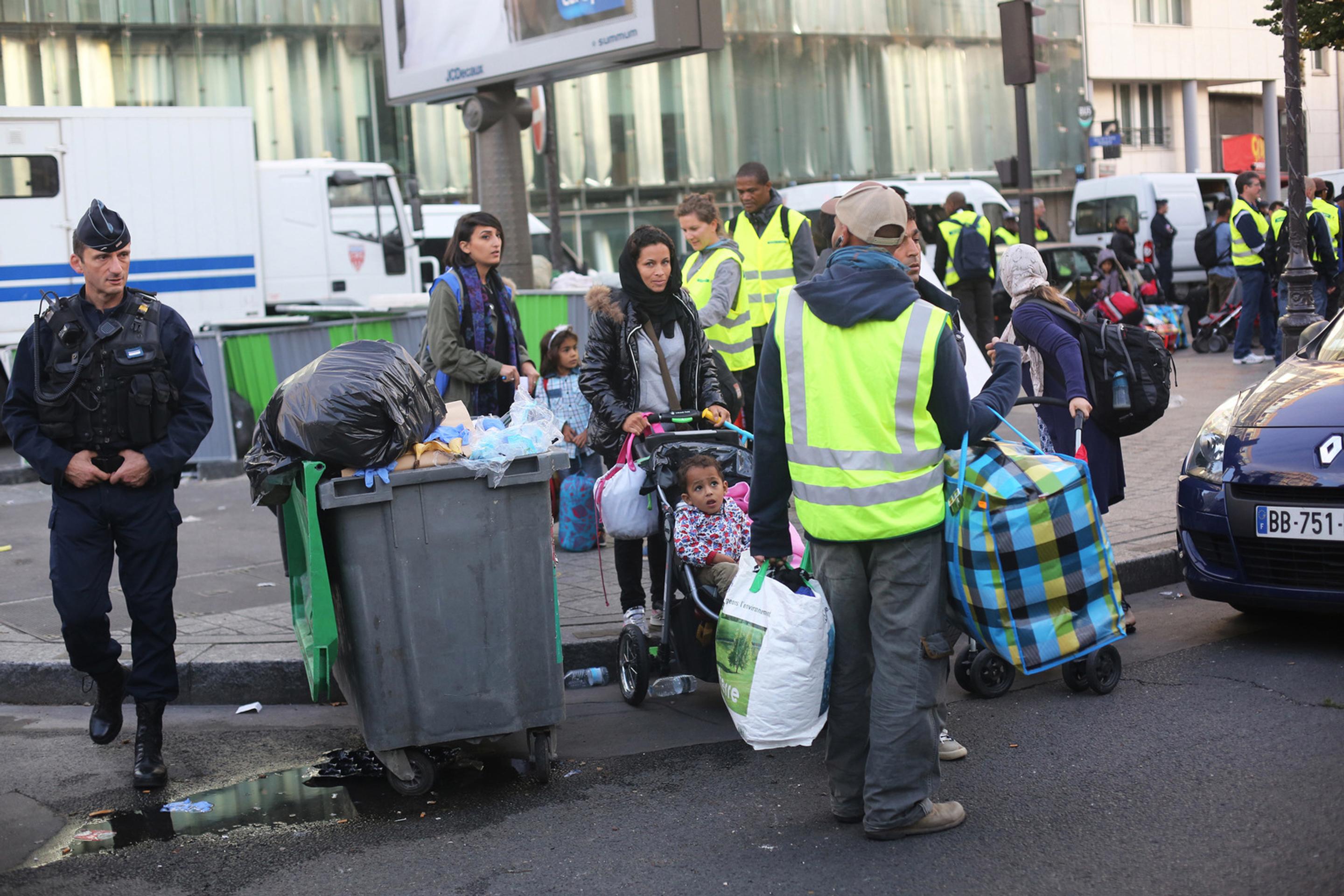 Francúzska polícia vysťahovala niekoľko stoviek migrantov, ktorí si bez povolenia postavili stanový tábor.