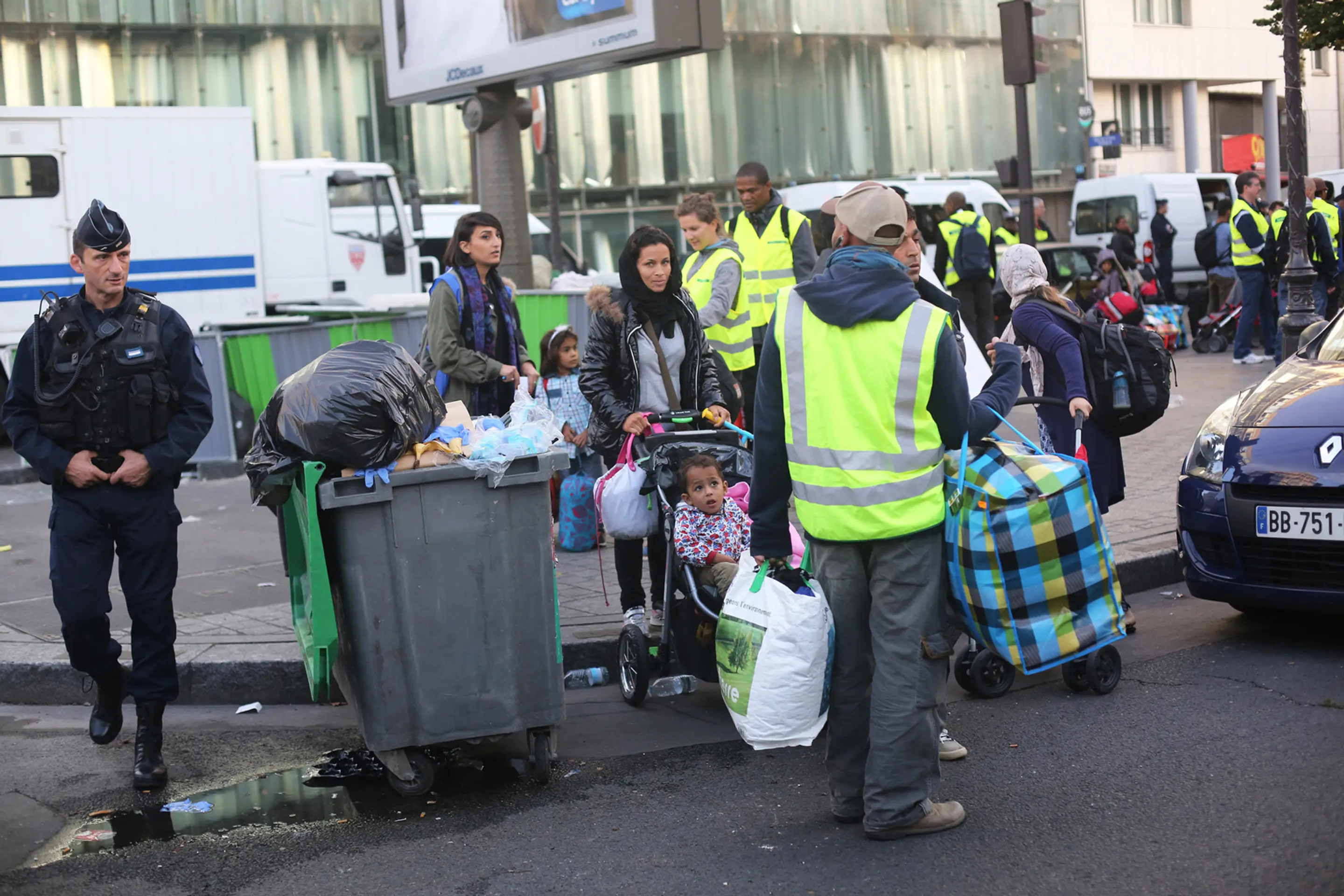 Francúzska polícia vysťahovala niekoľko stoviek migrantov, ktorí si bez povolenia postavili stanový tábor.
