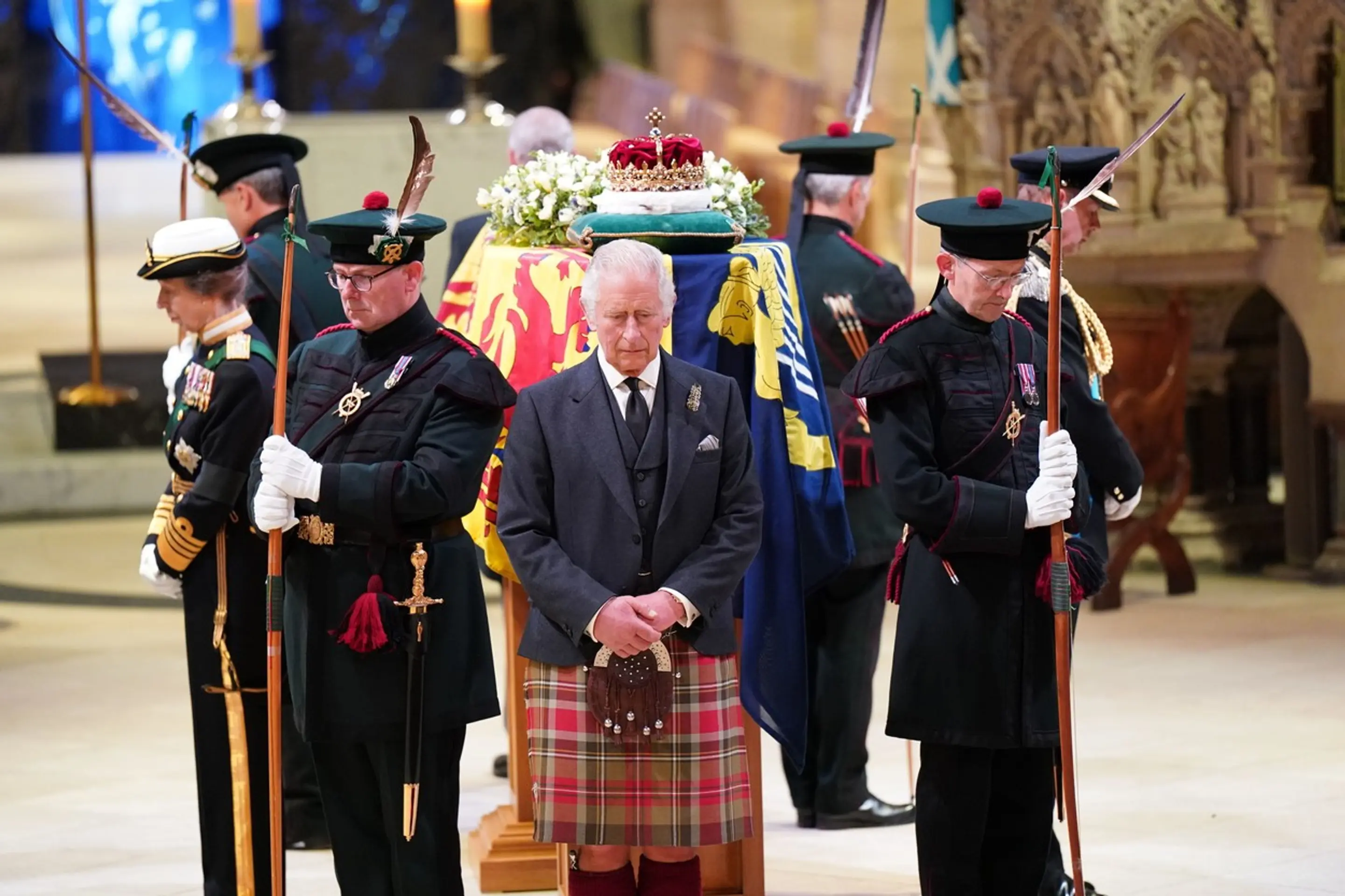 Kráľ Karol III. pri rakve svojej zosnulej matky kráľovnej Alžbety II. v Katedrále svätého Gilesa v Edinburghu.