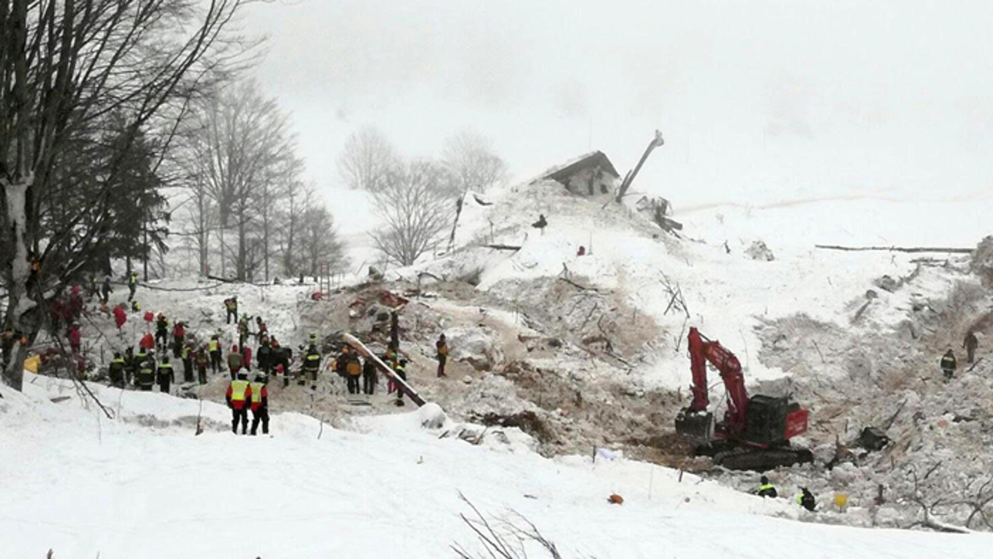 Pohľad na zavalený hotel Rigopiano lavínou.