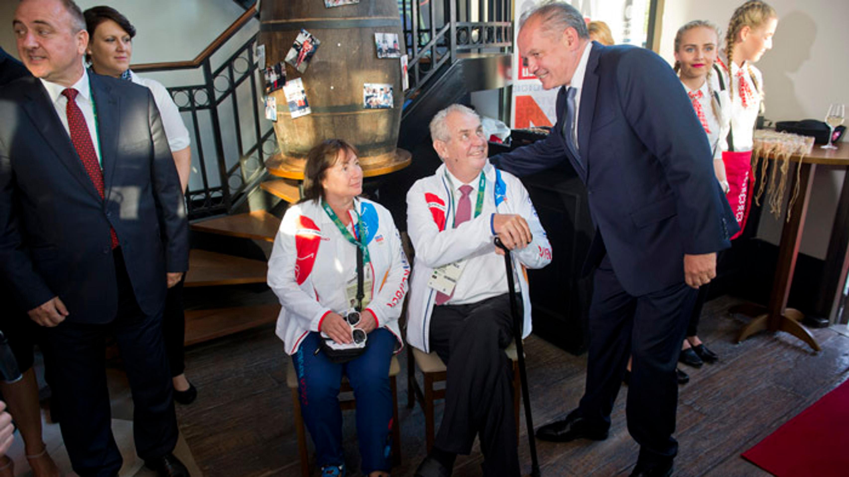 Na snímke prezident Andrej Kiska a český prezident Miloš Zeman s manželkou. 
