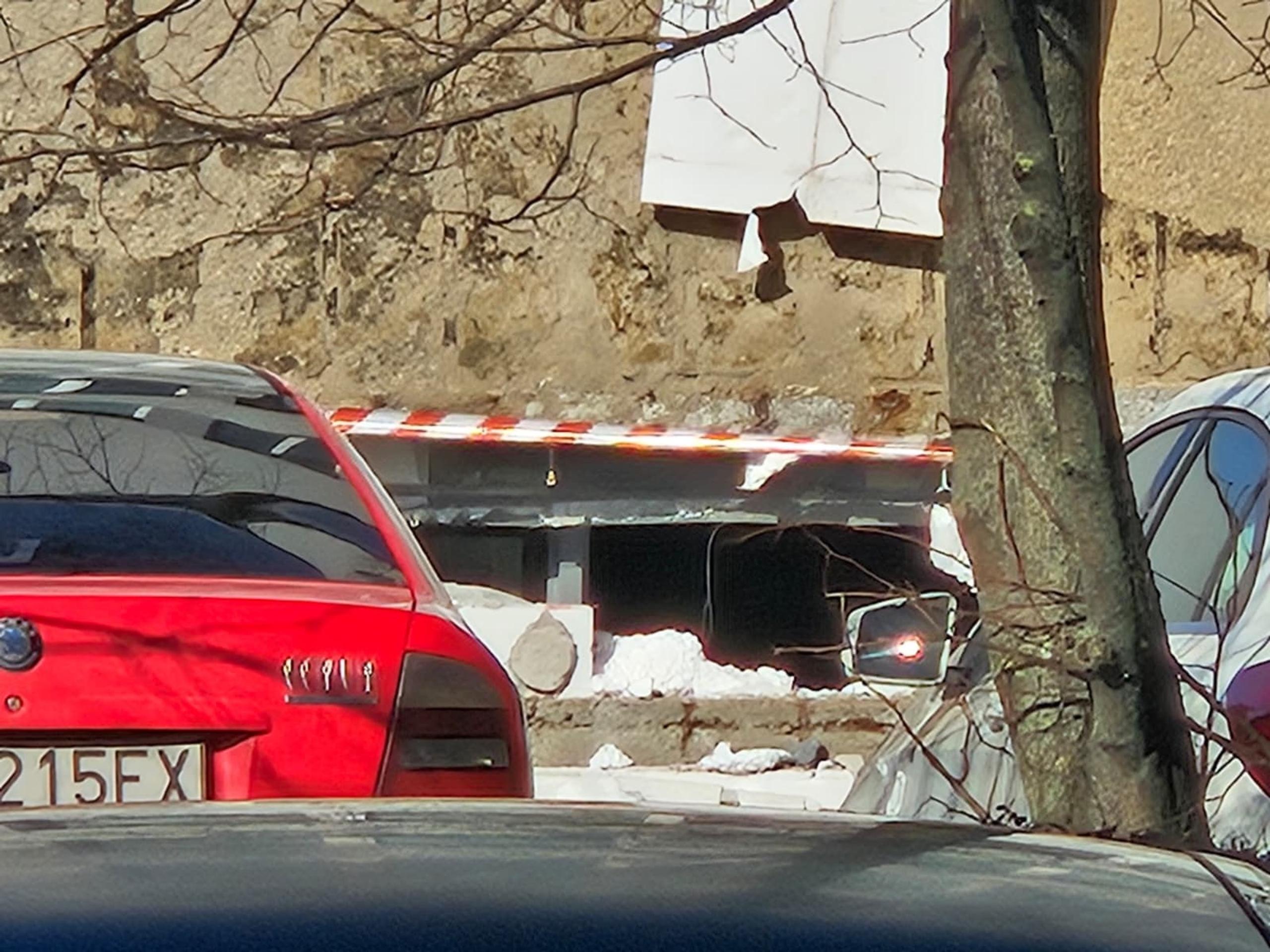 V Komárne sa zrútila časť strechy budovy klientskeho centra