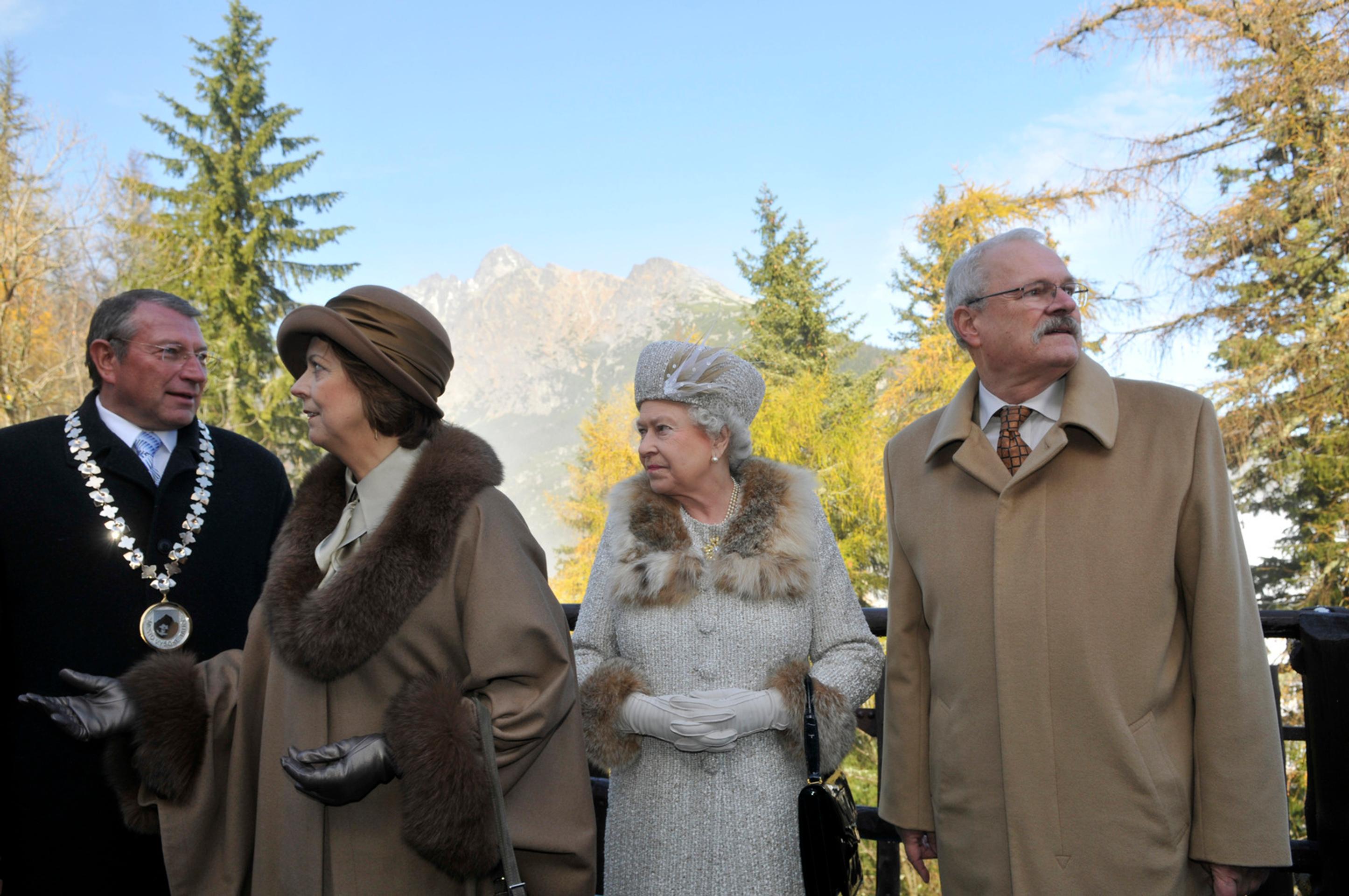 Kráľovná Alžbeta II. pohľadom hľadala manžela, princa Philipa, ktorý sa „stratil". 