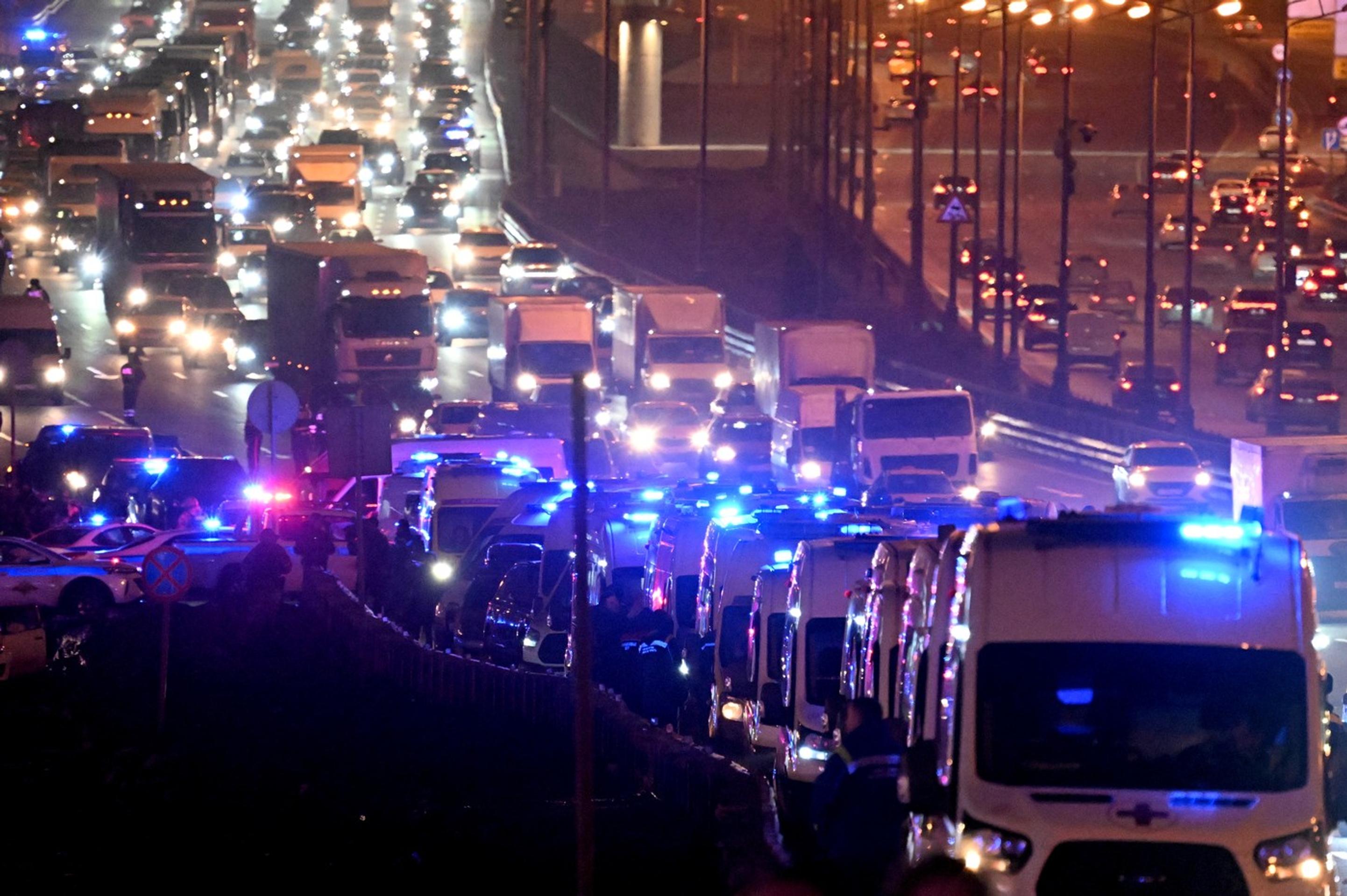 Odstavené sanitky pri horiacej budove Crocus City Hall, kde došlo k streľbe.